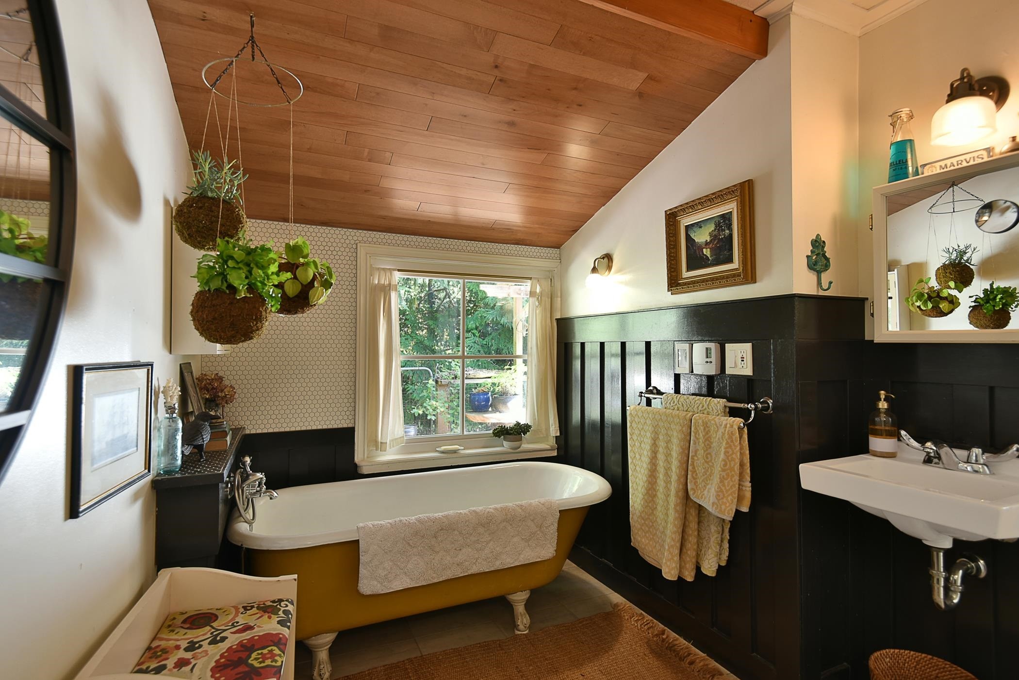 









586


Bals

Lane,
Gibsons,




BC
V0N 1V9

