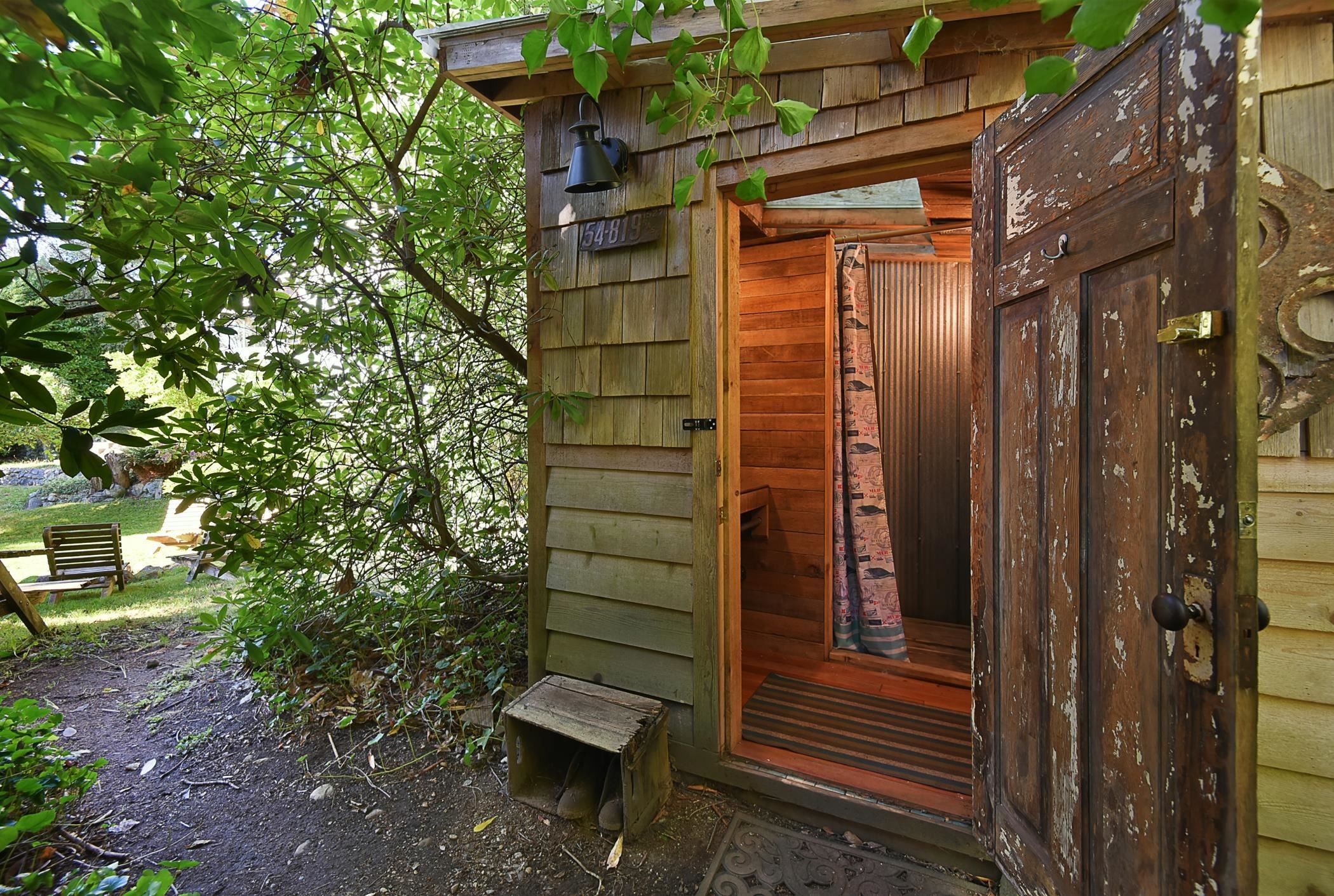 









586


Bals

Lane,
Gibsons,




BC
V0N 1V9

