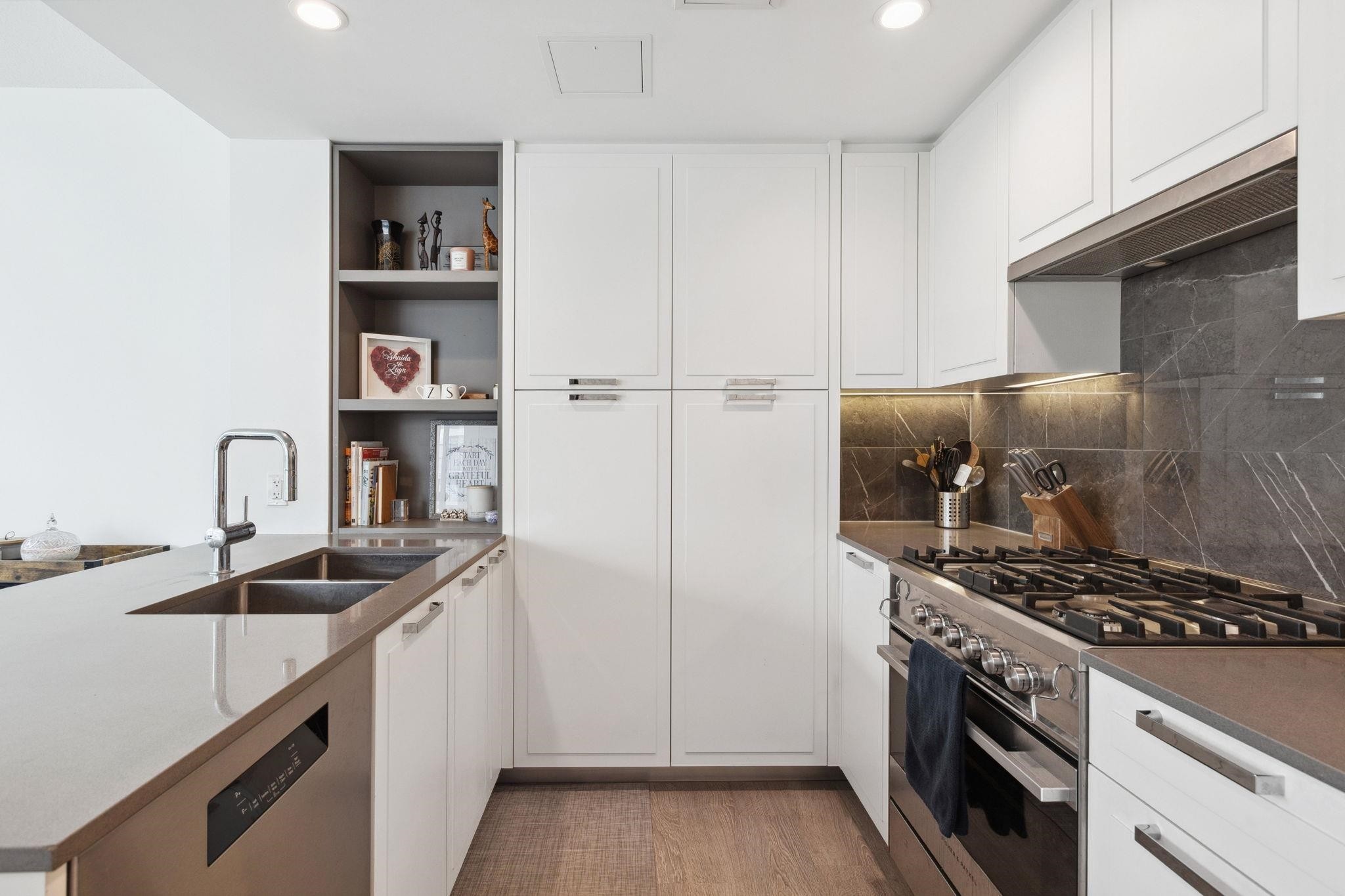 









1471


Hunter

Street, 403,
North Vancouver,




BC
V7J 1H3

