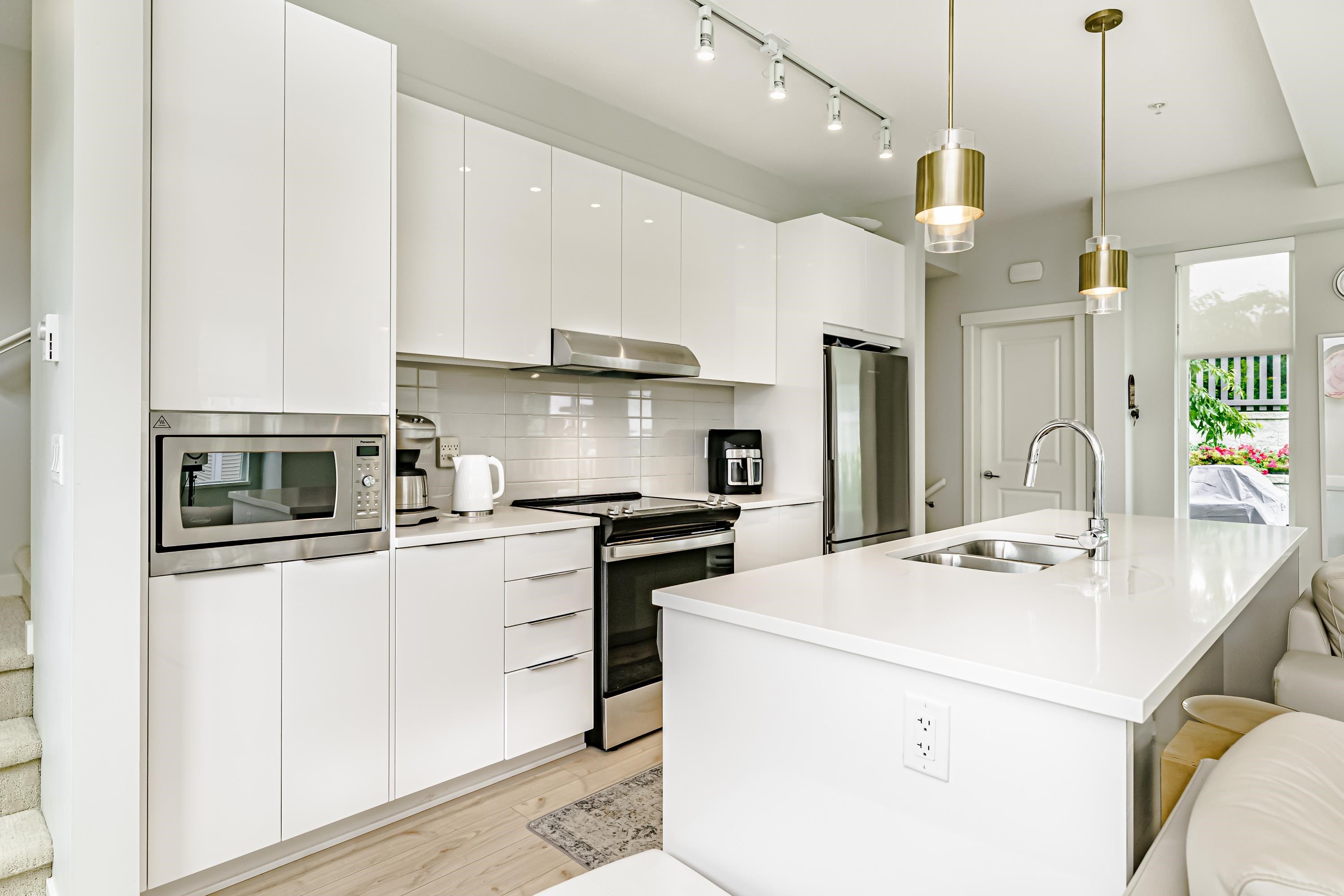 









11280


Pazarena

Place, 1076,
Maple Ridge,




BC
V2X 9H8

