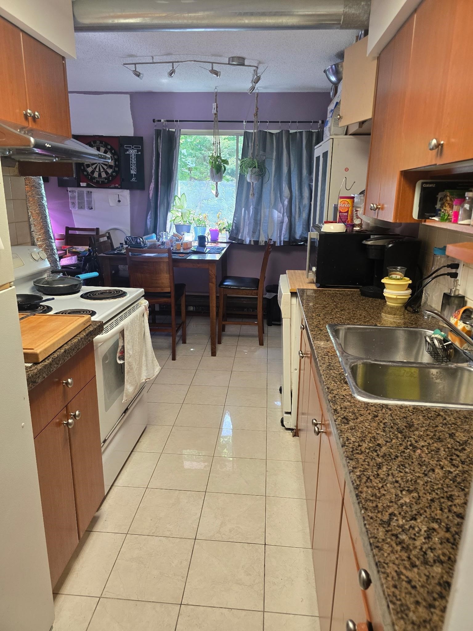 









3925


Kingsway

Street, 204,
Burnaby,




BC
V5H 3Y7

