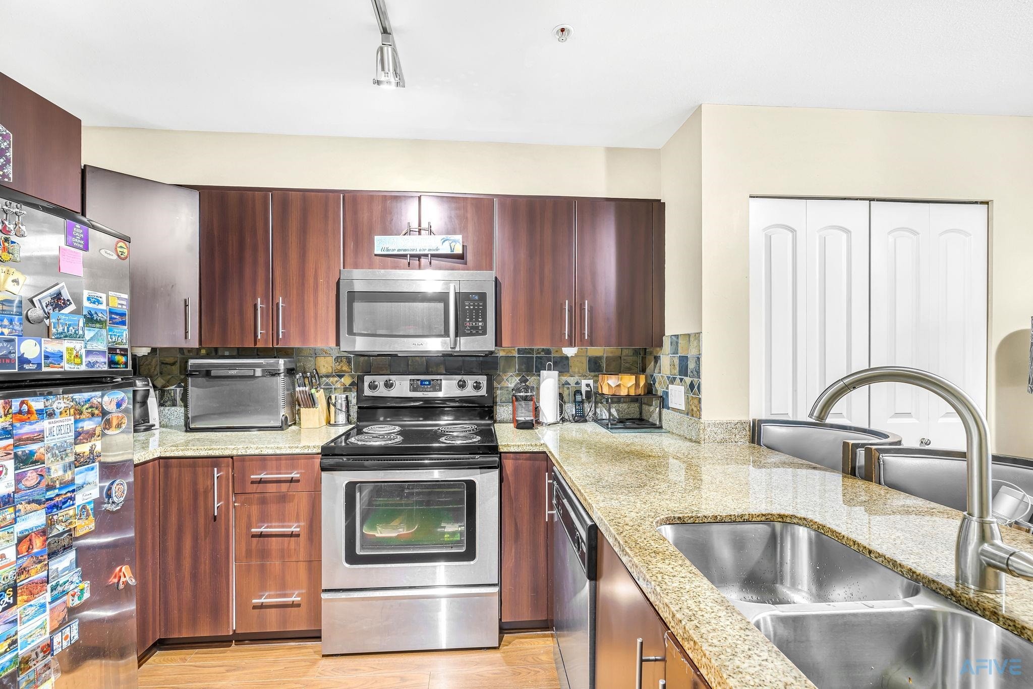 









7428


14th

Avenue, 11,
Burnaby,




BC
V3N 0C2


