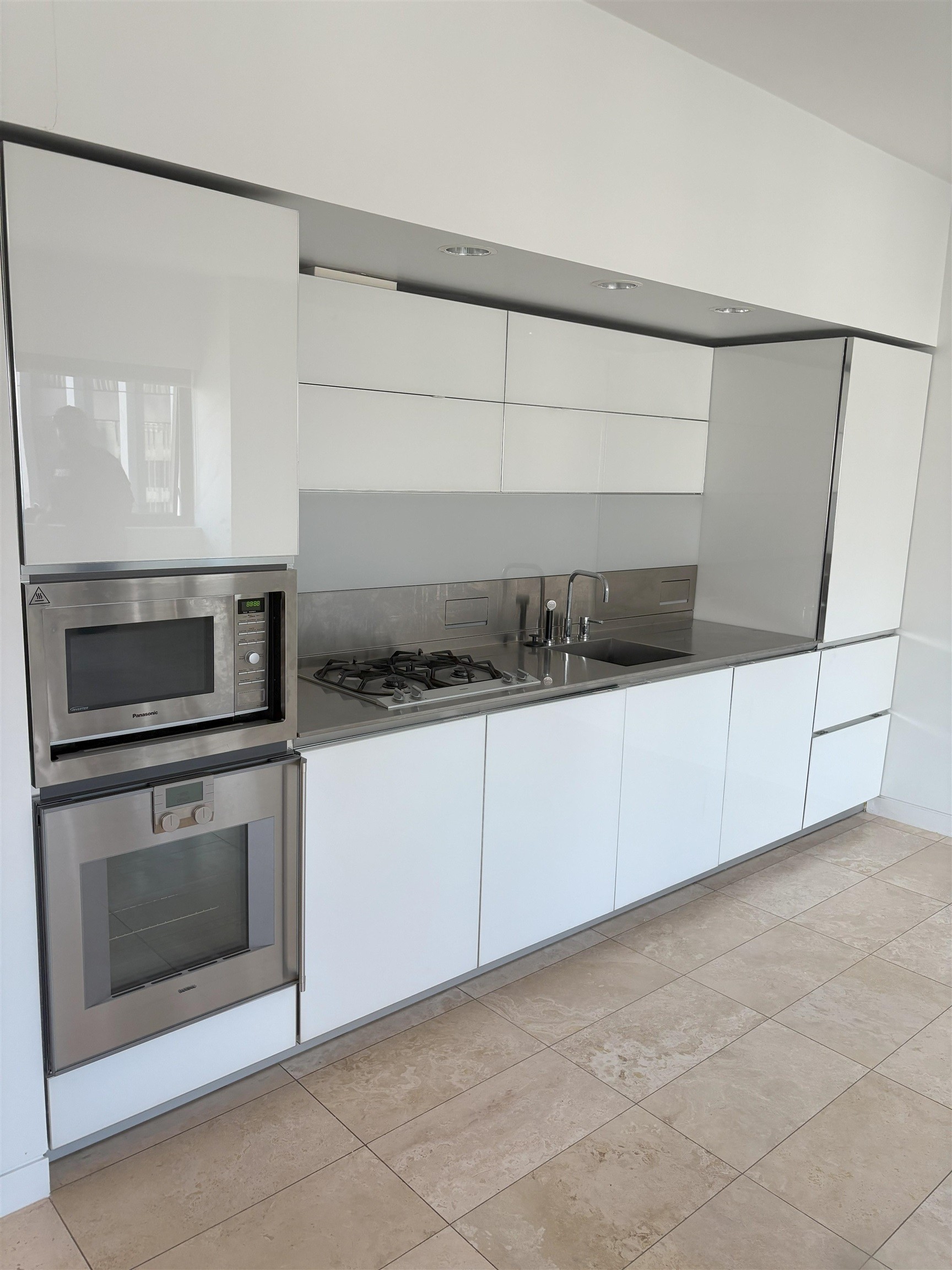 









838


Hastings

Street West, 1806,
Vancouver,




BC
V6C 0A6

