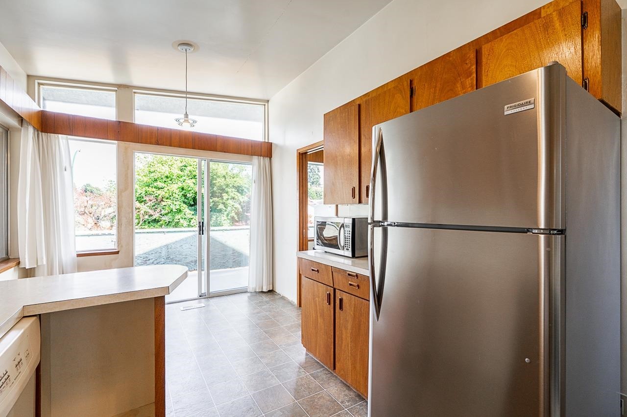 









6808


Yeovil

Place,
Burnaby,




BC
V5B 2V9

