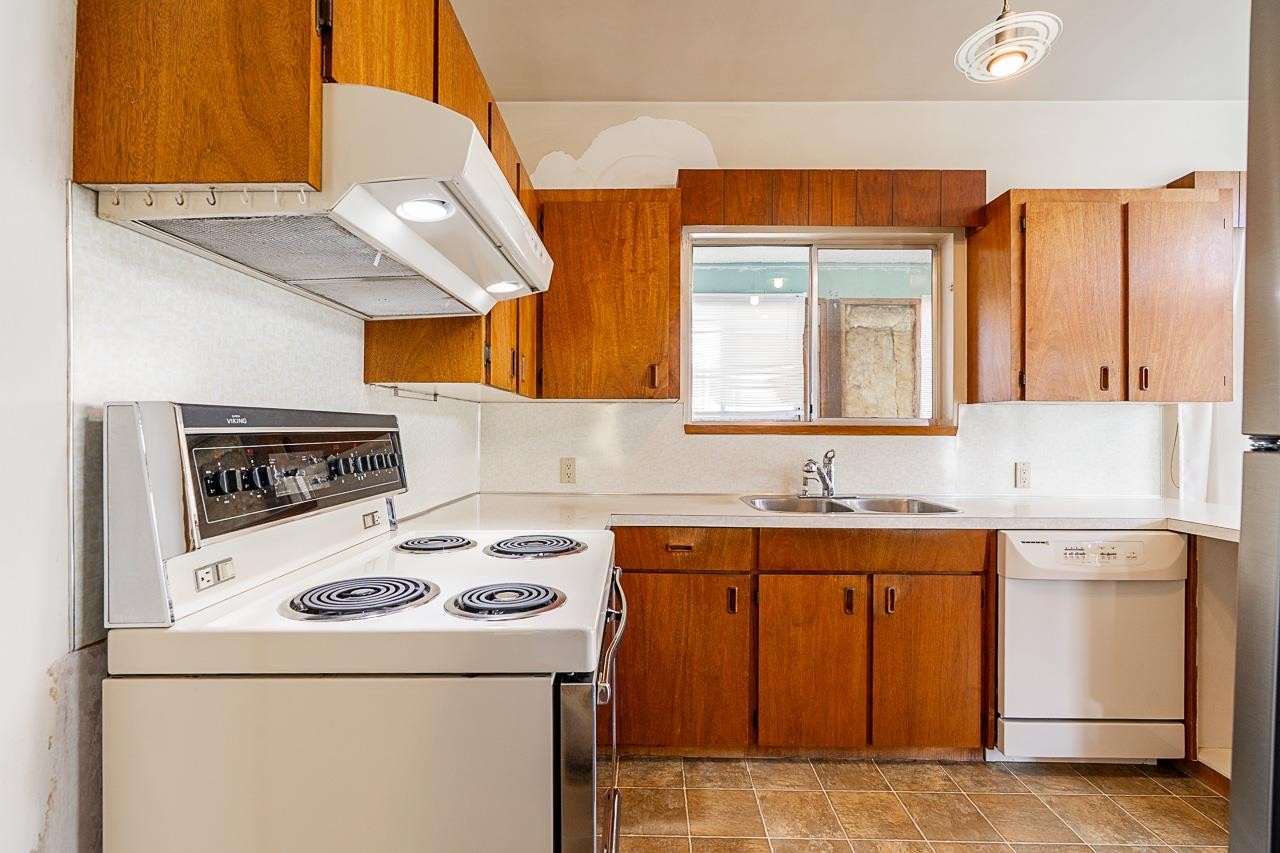 









6808


Yeovil

Place,
Burnaby,




BC
V5B 2V9

