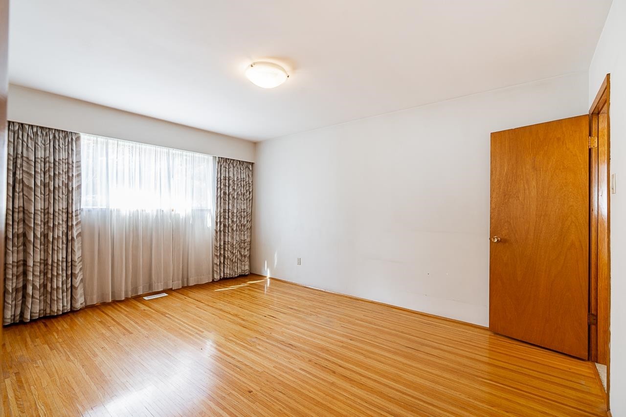 









6808


Yeovil

Place,
Burnaby,




BC
V5B 2V9

