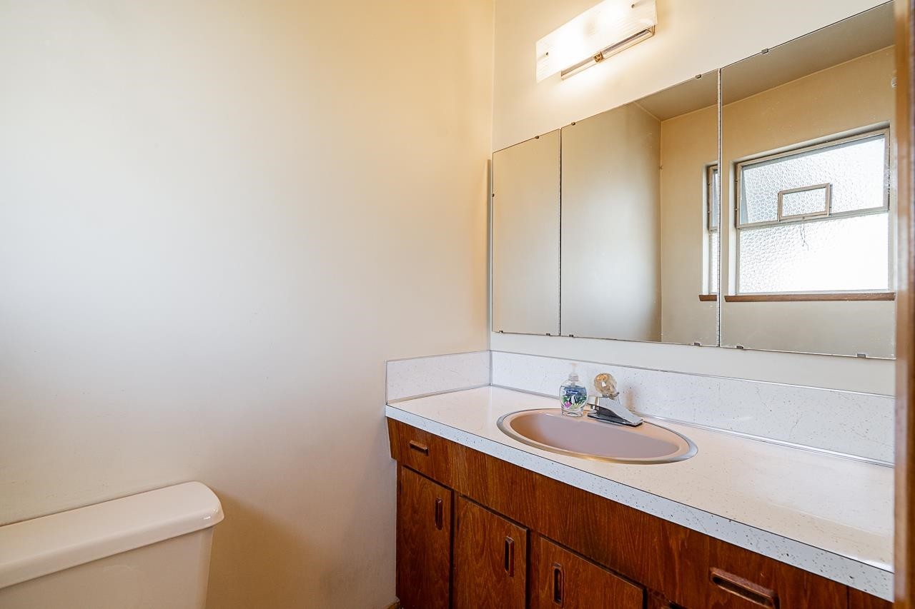 









6808


Yeovil

Place,
Burnaby,




BC
V5B 2V9

