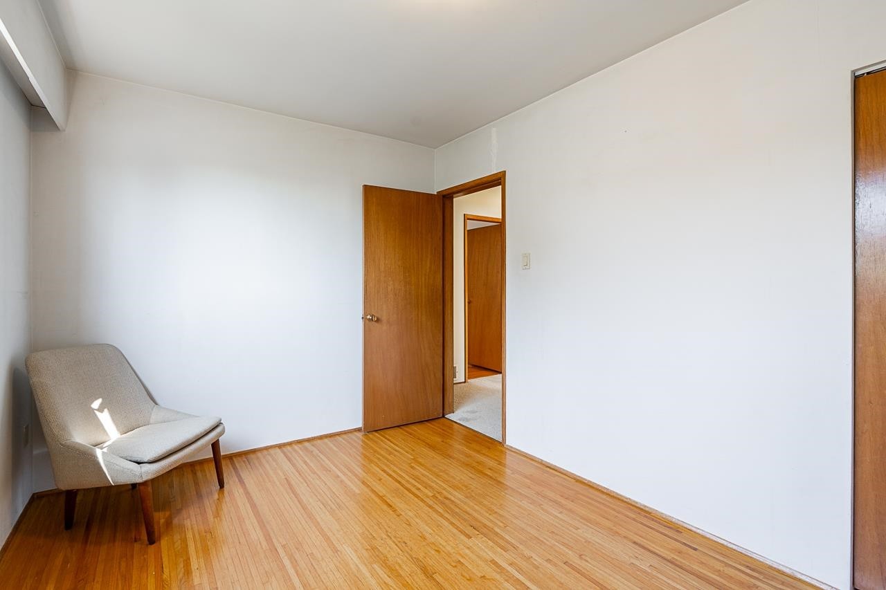 









6808


Yeovil

Place,
Burnaby,




BC
V5B 2V9

