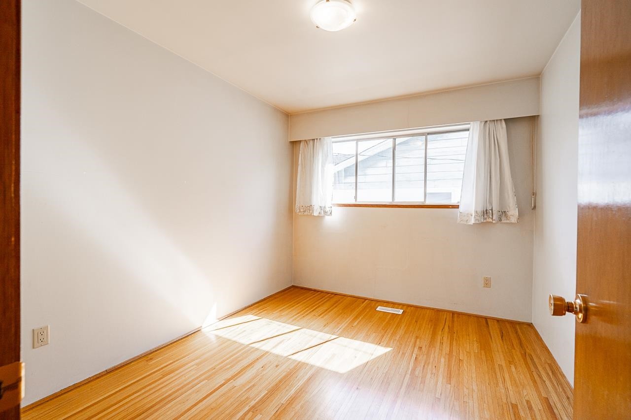 









6808


Yeovil

Place,
Burnaby,




BC
V5B 2V9

