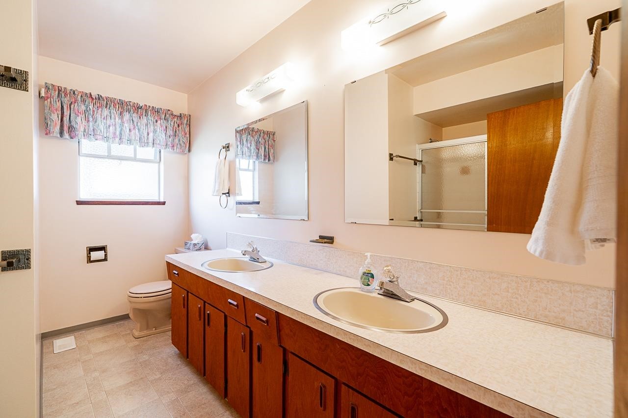 









6808


Yeovil

Place,
Burnaby,




BC
V5B 2V9

