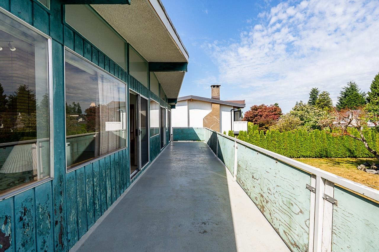 









6808


Yeovil

Place,
Burnaby,




BC
V5B 2V9

