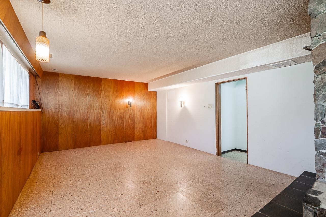 









6808


Yeovil

Place,
Burnaby,




BC
V5B 2V9

