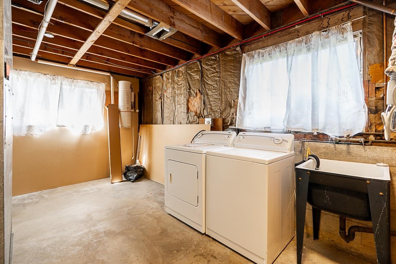 









6808


Yeovil

Place,
Burnaby,




BC
V5B 2V9

