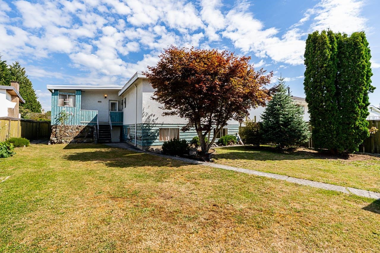 









6808


Yeovil

Place,
Burnaby,




BC
V5B 2V9

