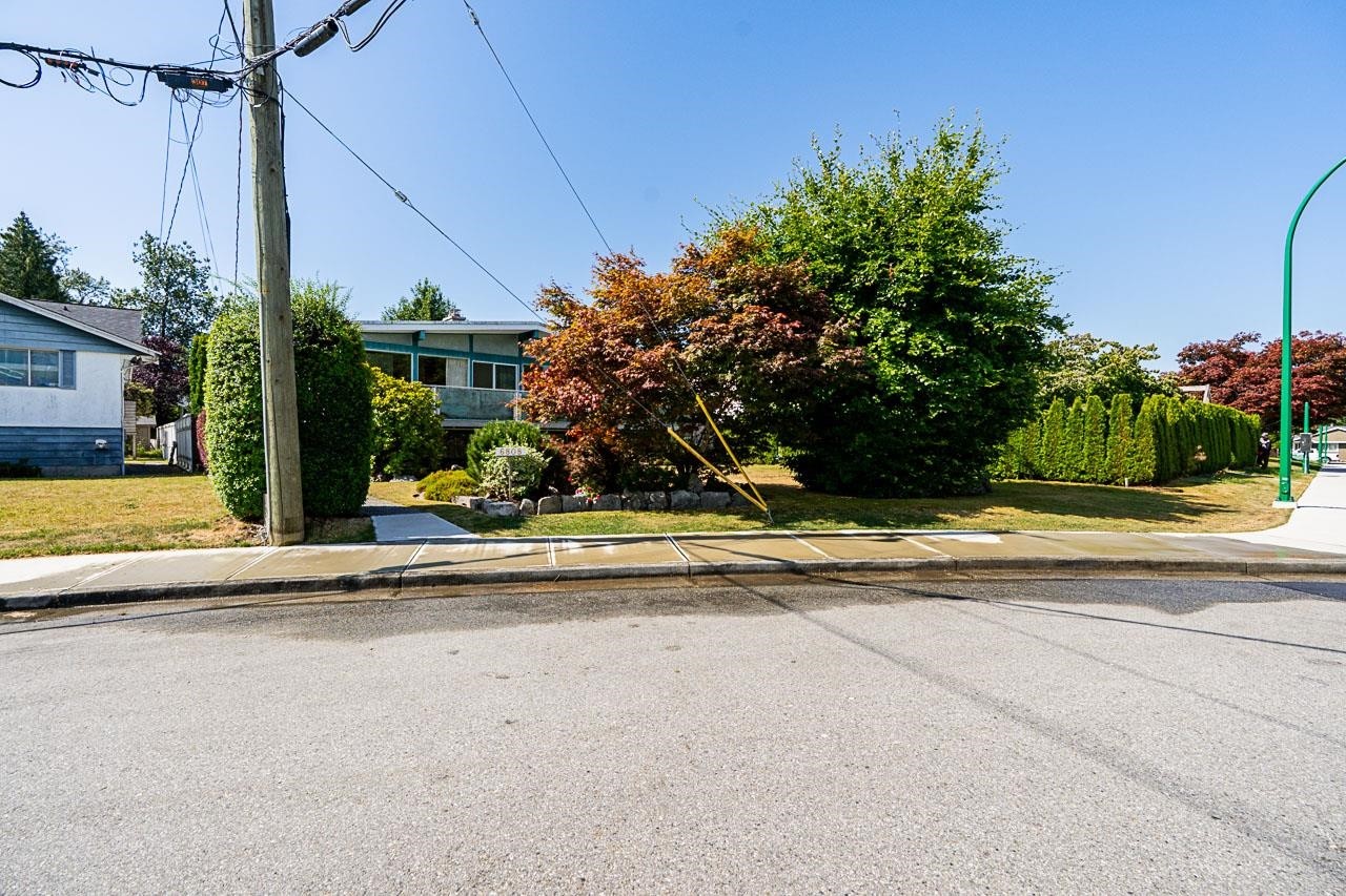 









6808


Yeovil

Place,
Burnaby,




BC
V5B 2V9

