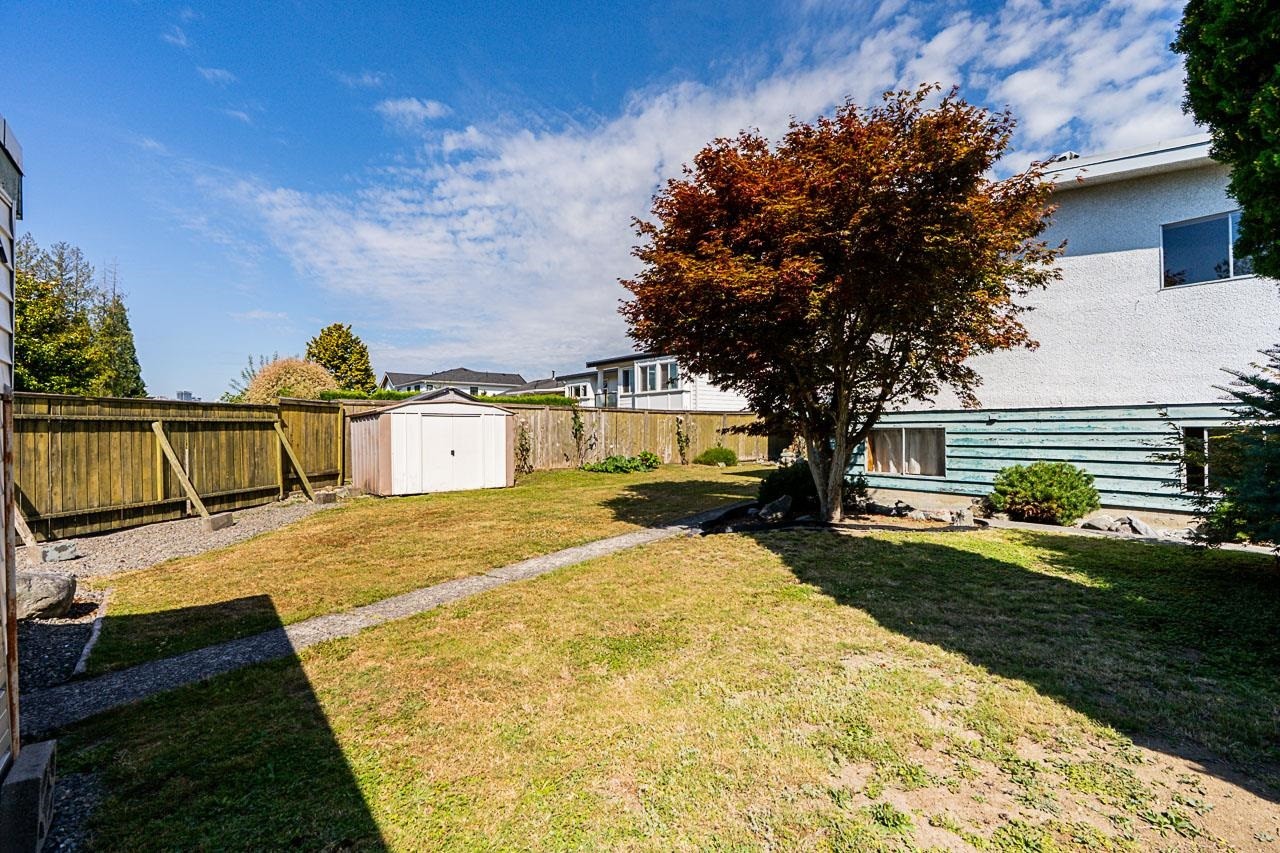 









6808


Yeovil

Place,
Burnaby,




BC
V5B 2V9

