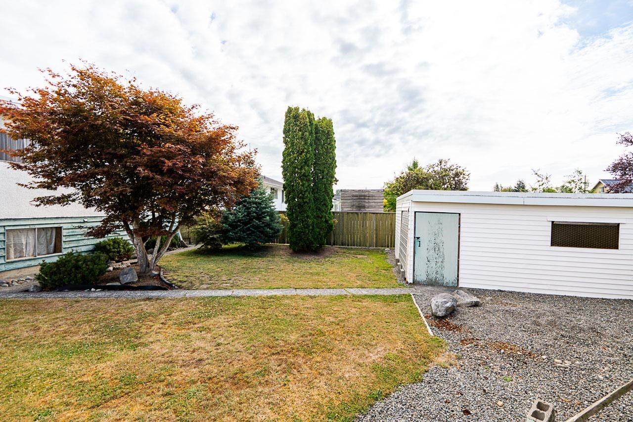 









6808


Yeovil

Place,
Burnaby,




BC
V5B 2V9


