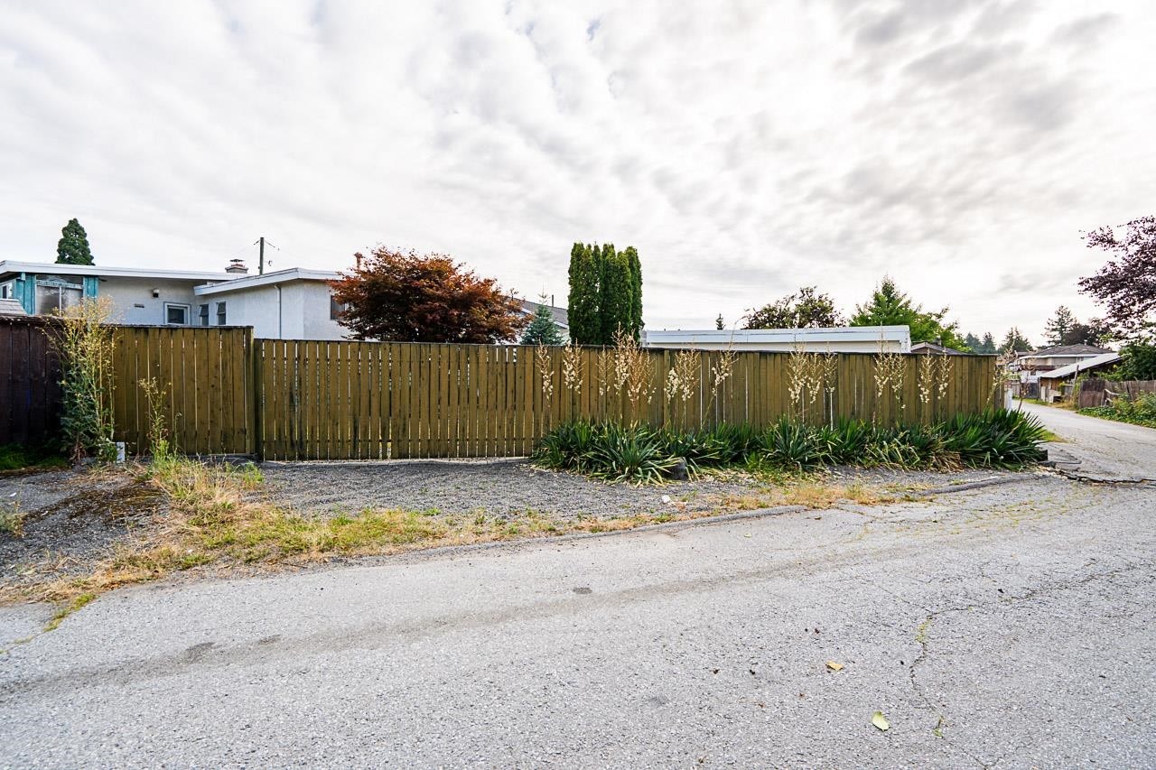 









6808


Yeovil

Place,
Burnaby,




BC
V5B 2V9

