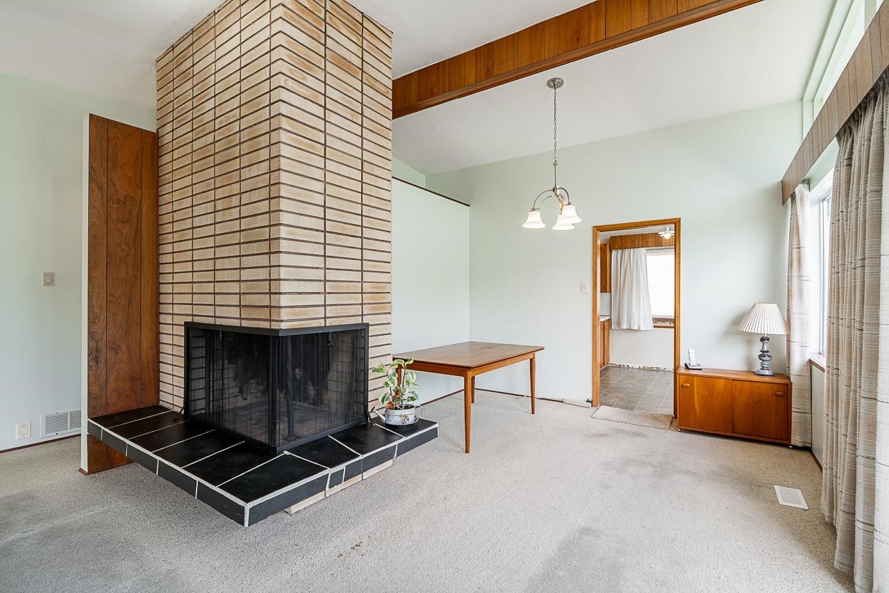 









6808


Yeovil

Place,
Burnaby,




BC
V5B 2V9

