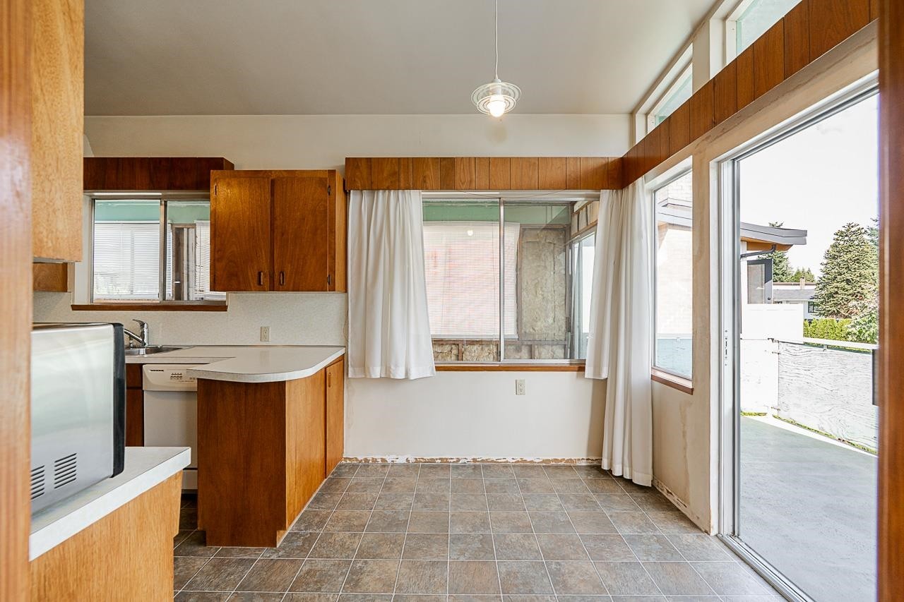 









6808


Yeovil

Place,
Burnaby,




BC
V5B 2V9

