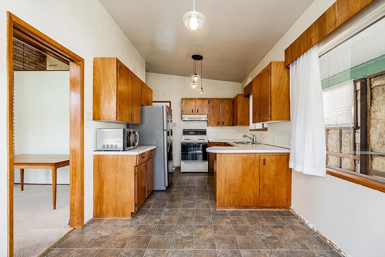 









6808


Yeovil

Place,
Burnaby,




BC
V5B 2V9

