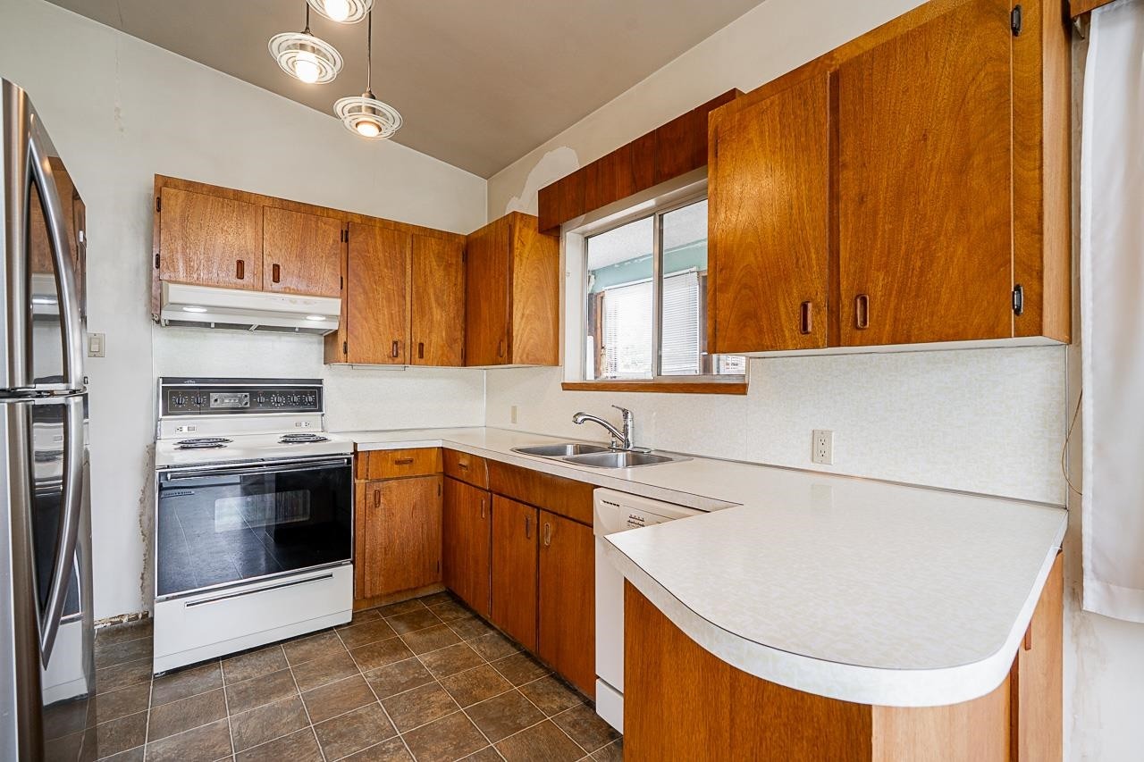 









6808


Yeovil

Place,
Burnaby,




BC
V5B 2V9

