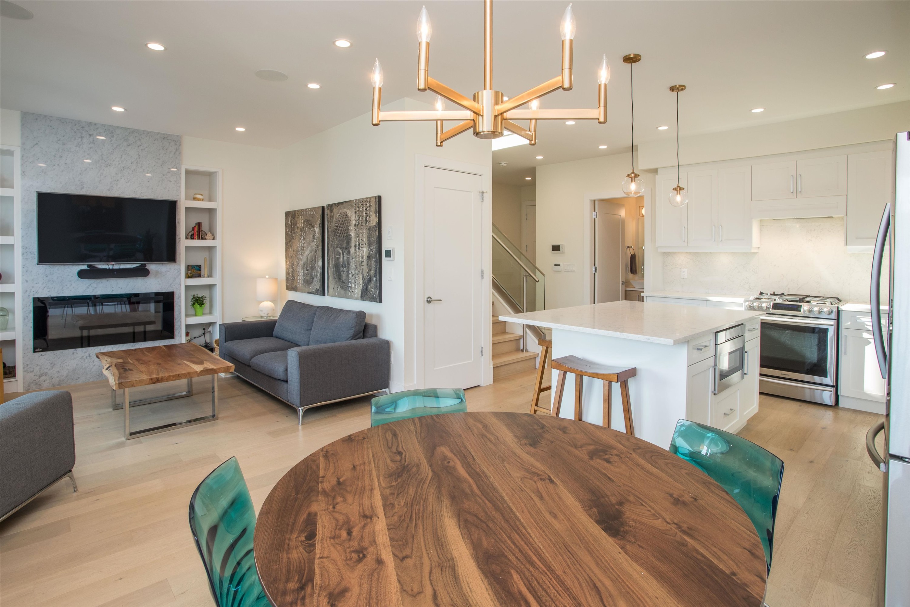 









341


13th

Street East,
North Vancouver,




BC
V7L 2L8

