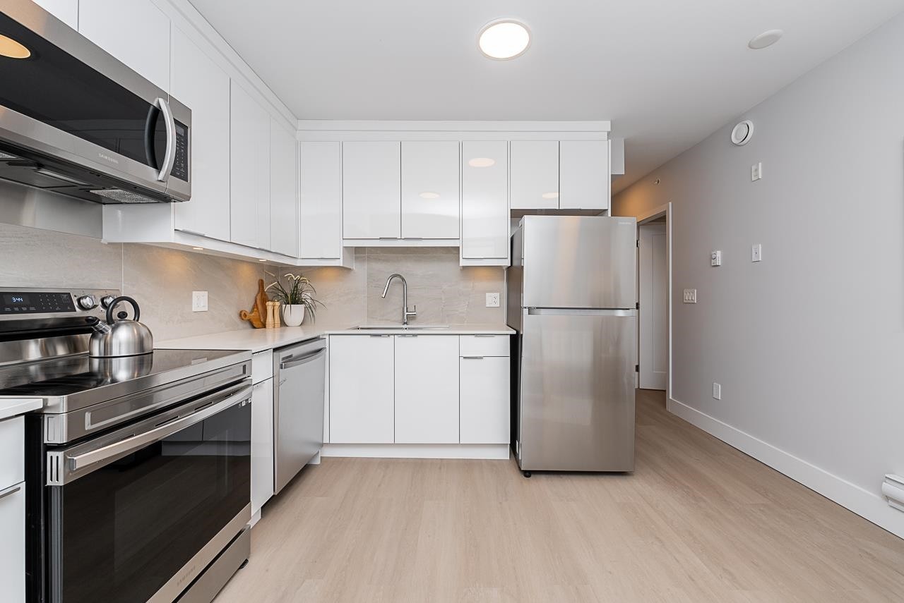 









3050


Kingsway

, 406,
Vancouver,




BC
V5R 5J7

