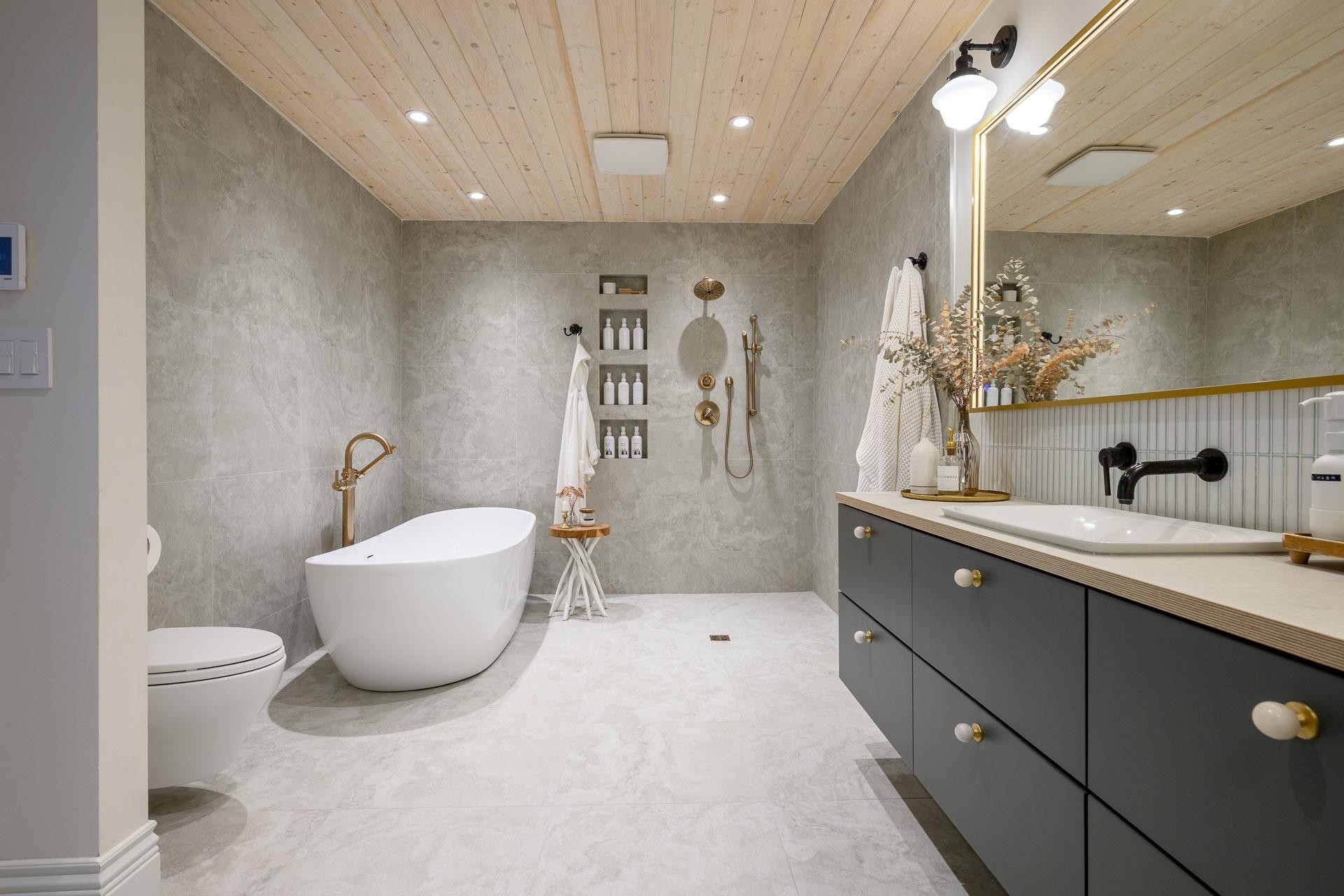 









580


Ioco

Road,
Port Moody,




BC
V3H 2W2

