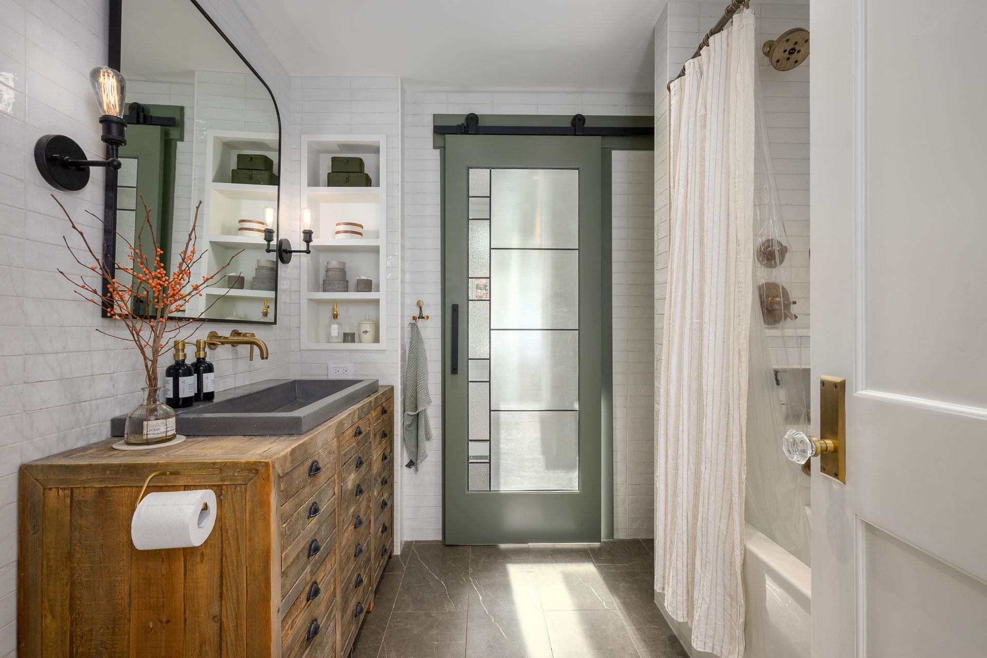 









580


Ioco

Road,
Port Moody,




BC
V3H 2W2

