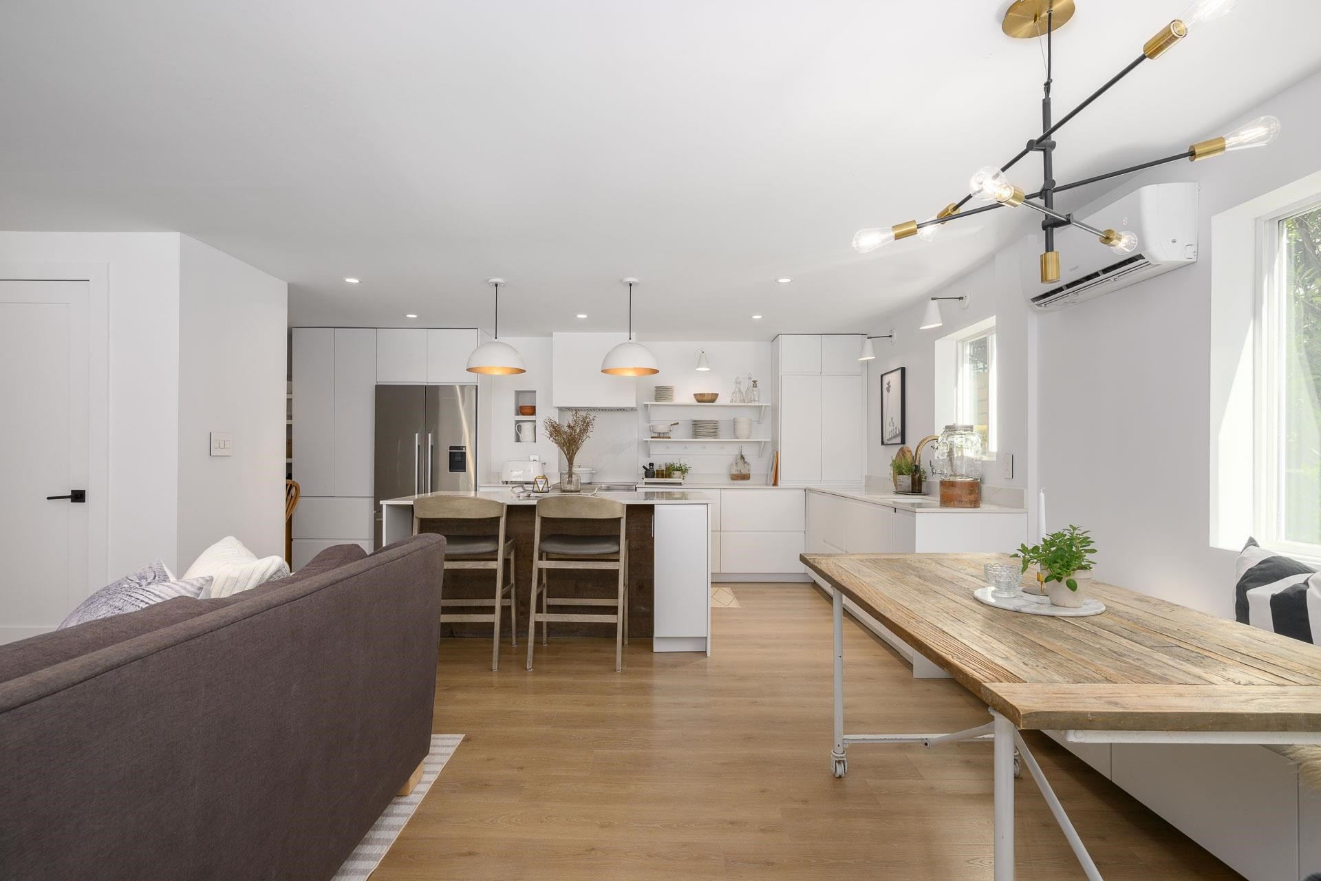 









580


Ioco

Road,
Port Moody,




BC
V3H 2W2

