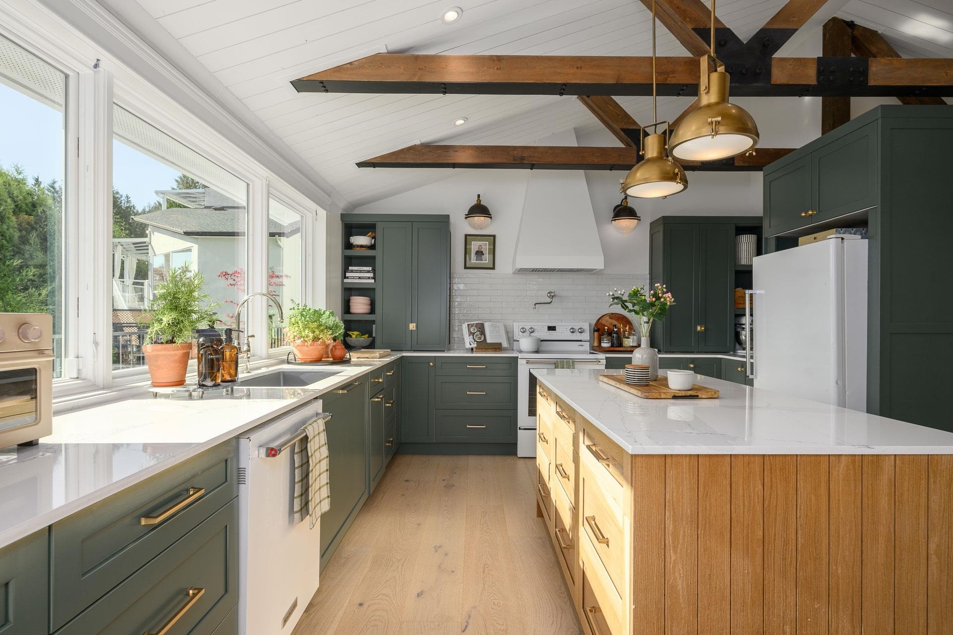 









580


Ioco

Road,
Port Moody,




BC
V3H 2W2

