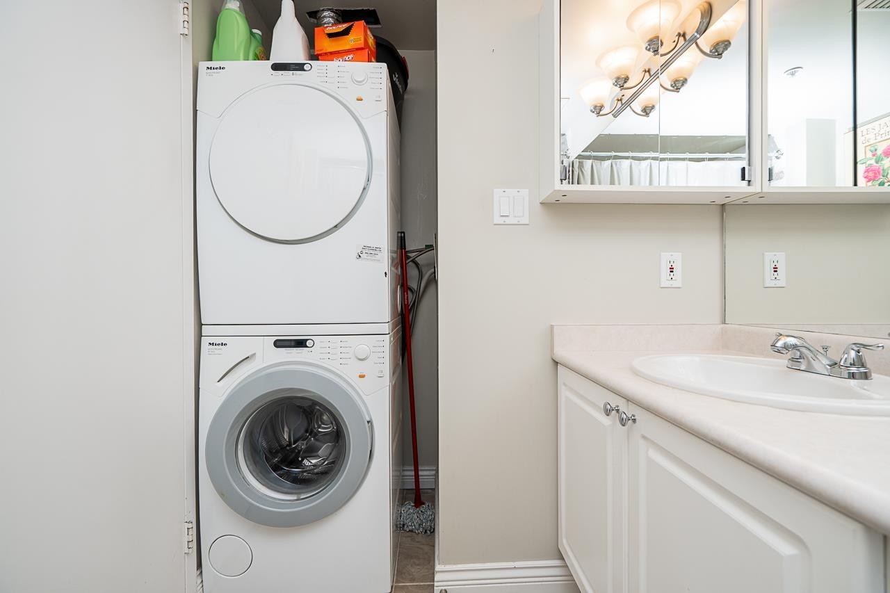 









488


Helmcken

Street, 304,
Vancouver,




BC
V6B 6E4

