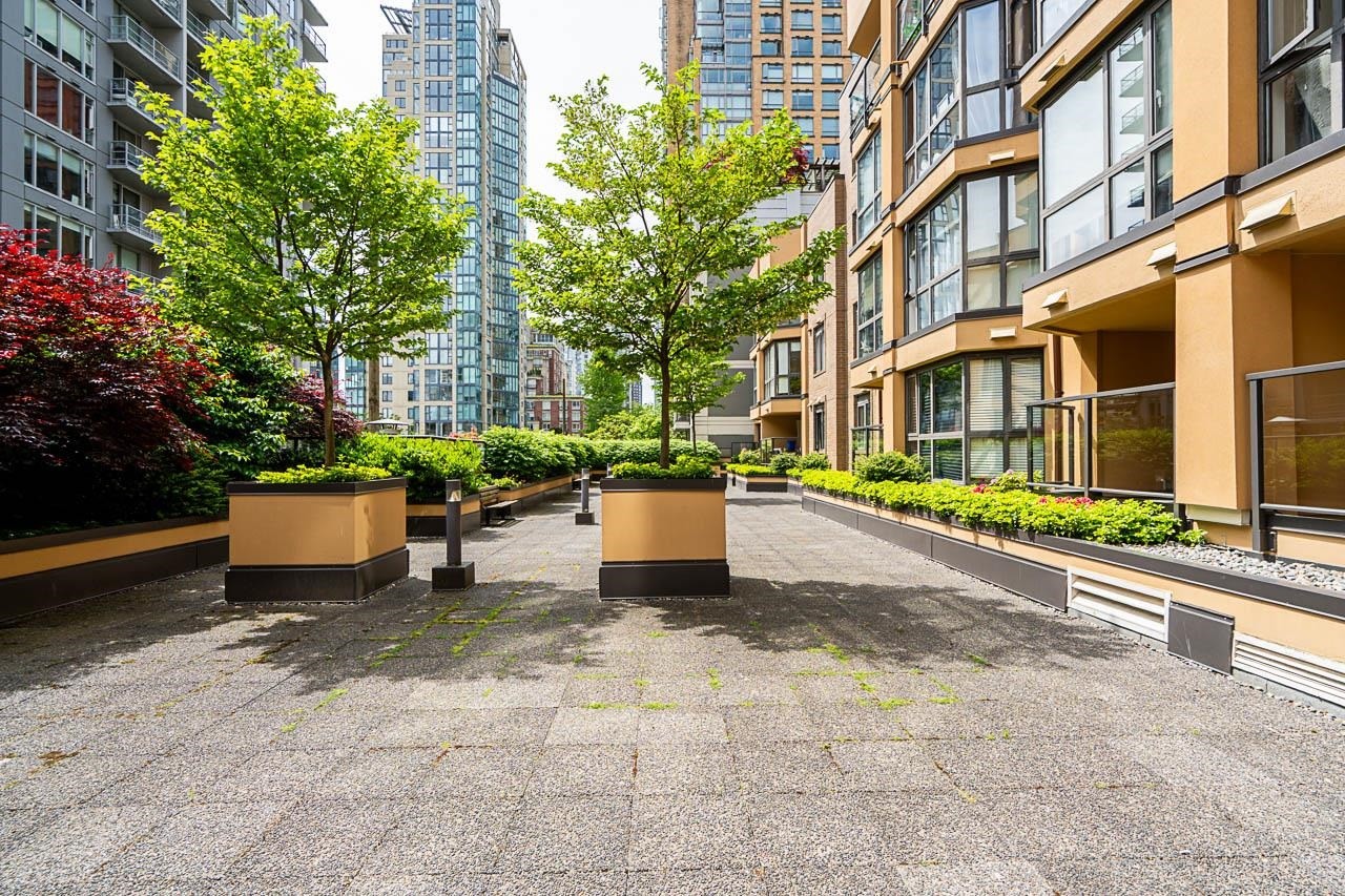 









488


Helmcken

Street, 304,
Vancouver,




BC
V6B 6E4

