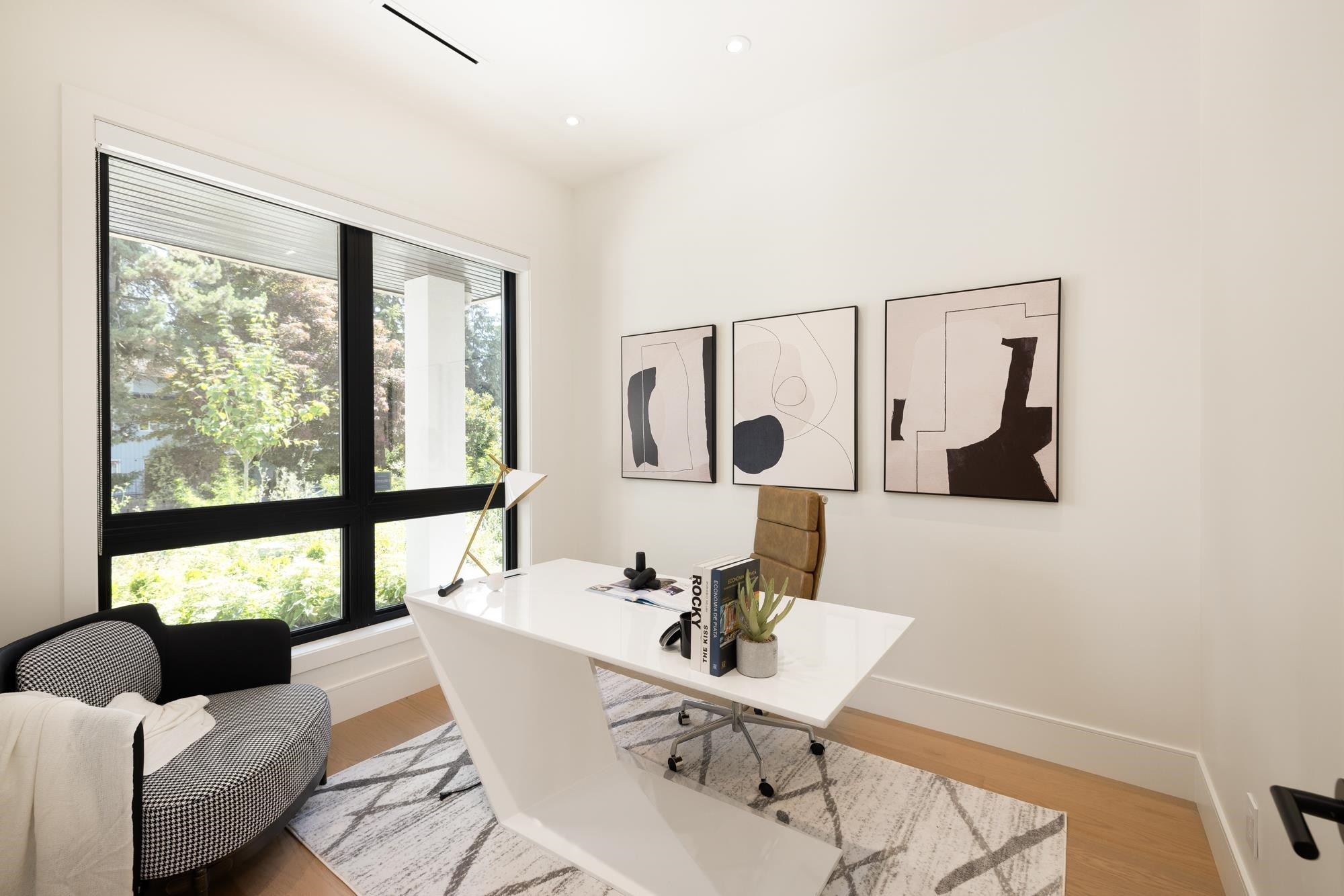









1385


19th

Street,
West Vancouver,




BC
V7V 3X4

