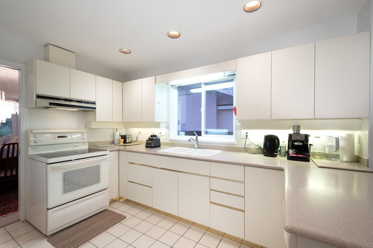 









937


Westmount

Drive,
Port Moody,




BC
V3H 1K8

