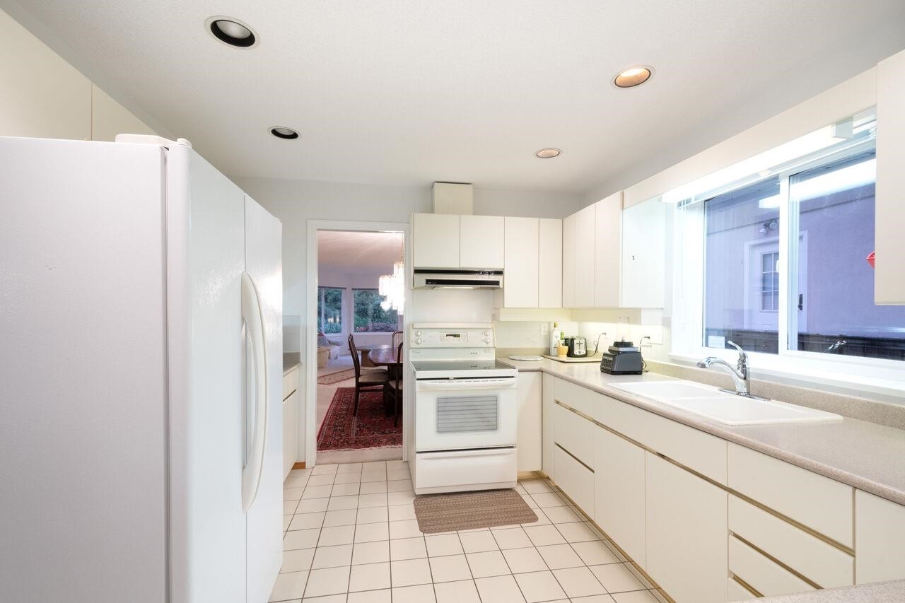 









937


Westmount

Drive,
Port Moody,




BC
V3H 1K8

