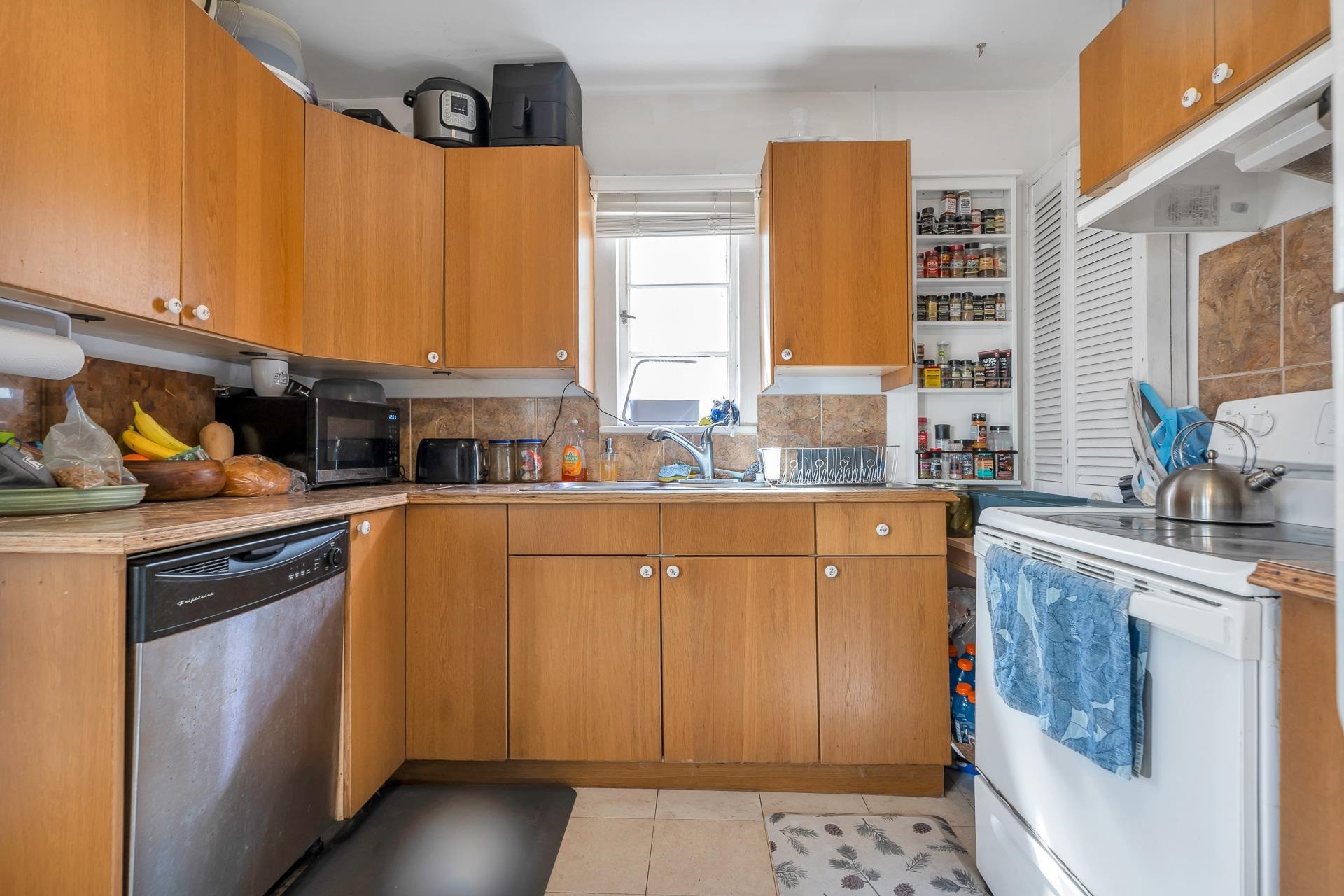 









5092


Main

Street,
Vancouver,




BC
V5W 2R3

