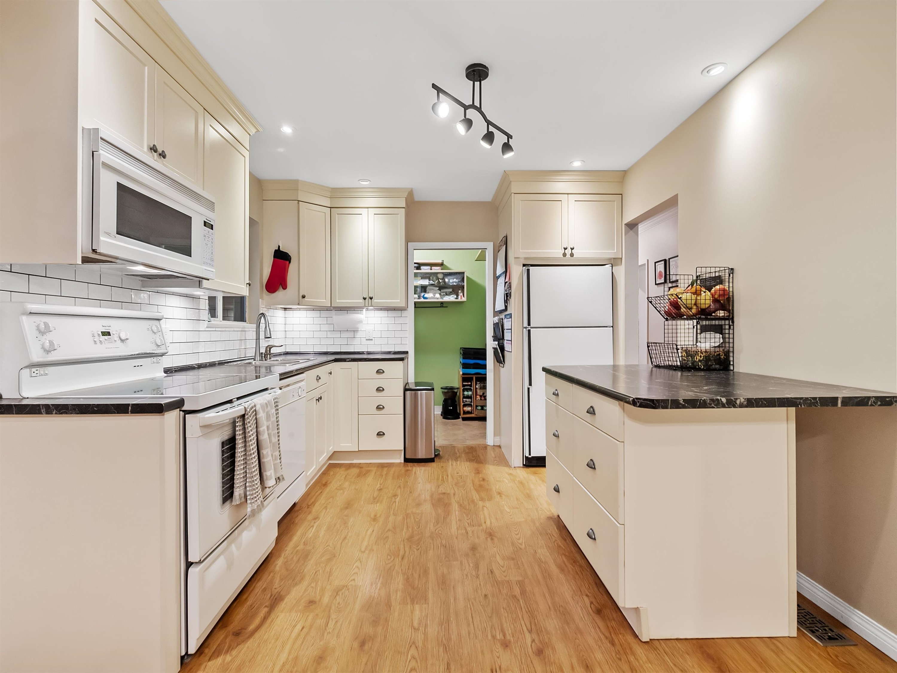 









4921


44a

Avenue,
Delta,




BC
V4K 1E6

