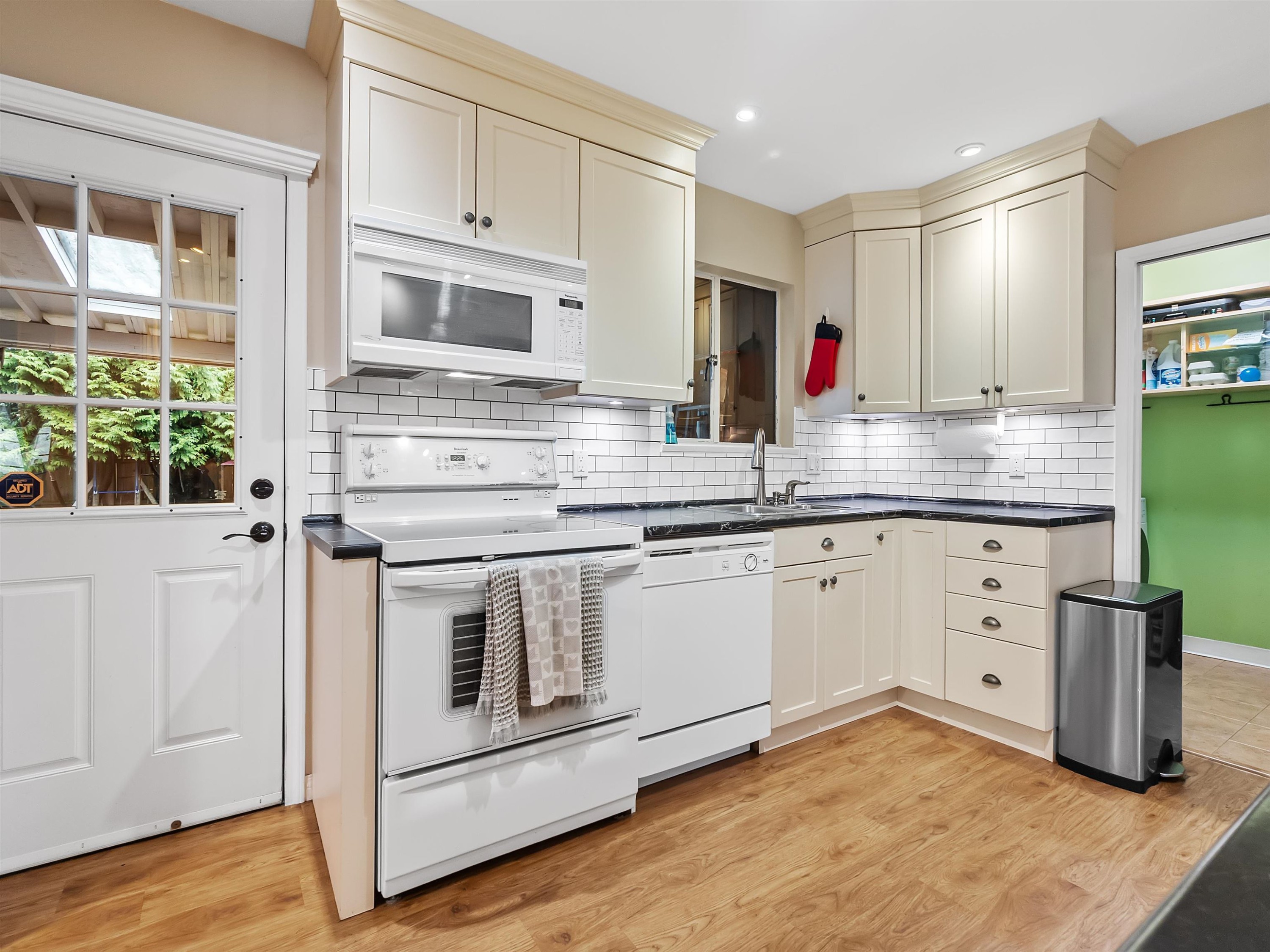 









4921


44a

Avenue,
Delta,




BC
V4K 1E6

