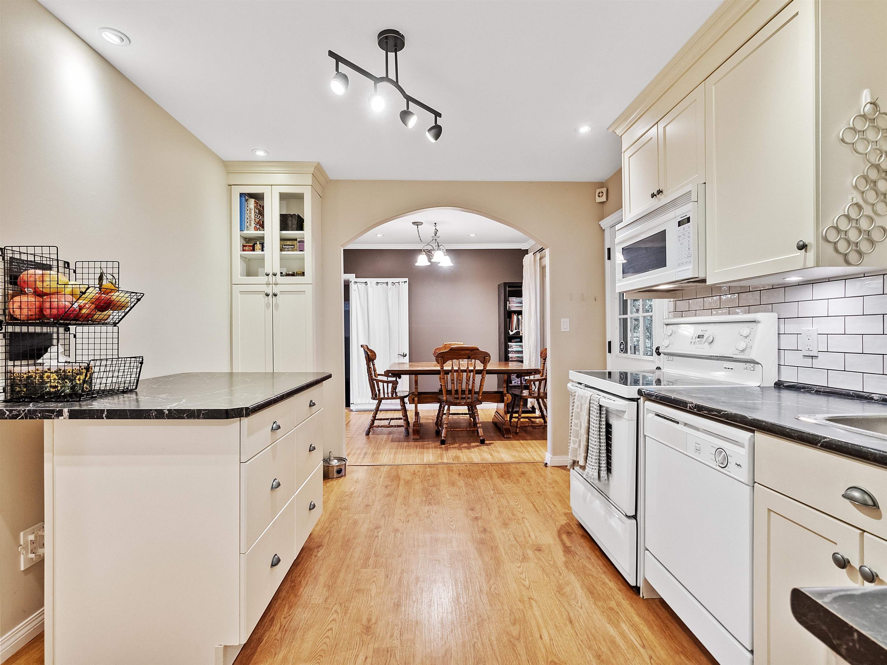 









4921


44a

Avenue,
Delta,




BC
V4K 1E6

