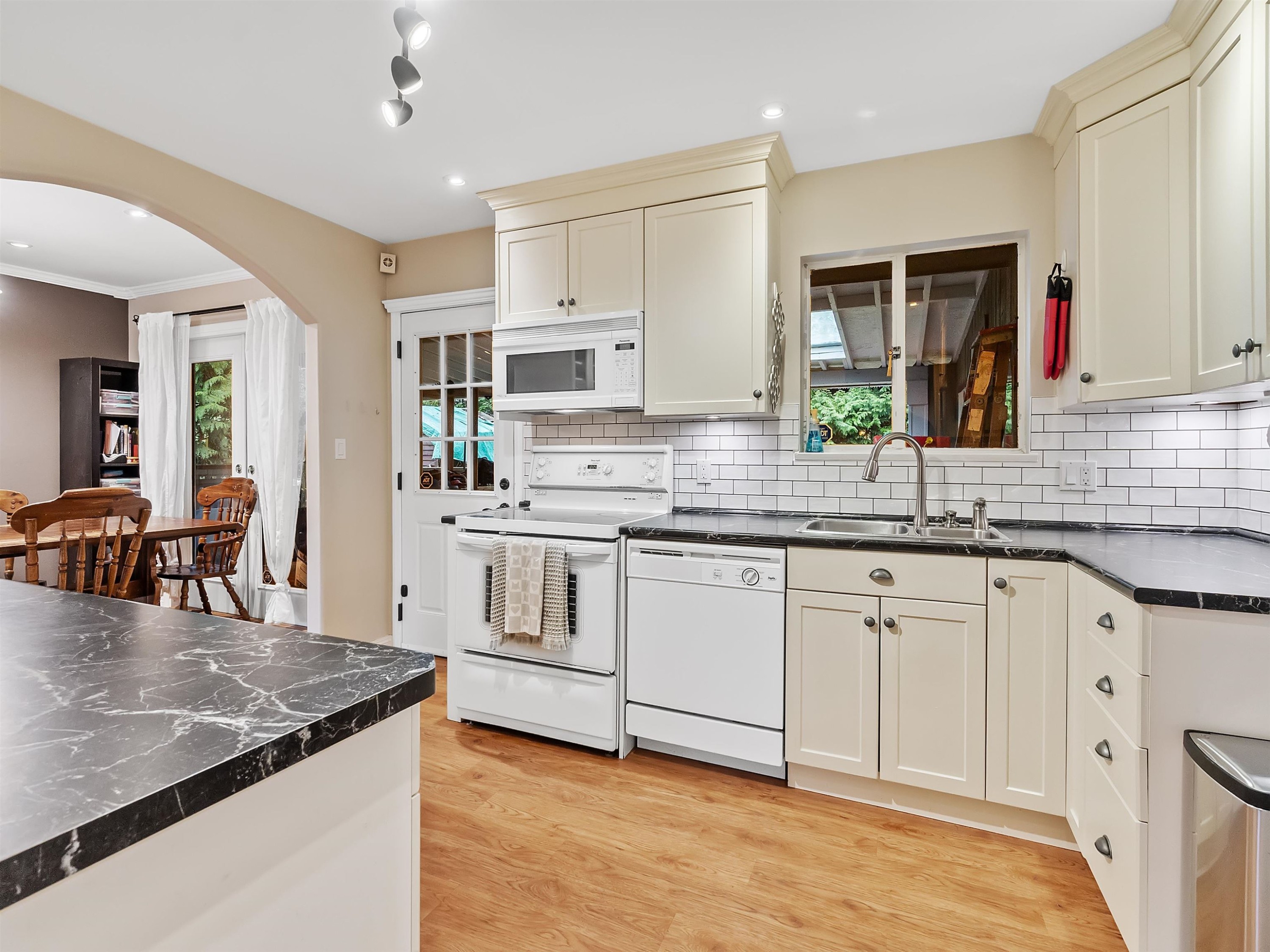 









4921


44a

Avenue,
Delta,




BC
V4K 1E6

