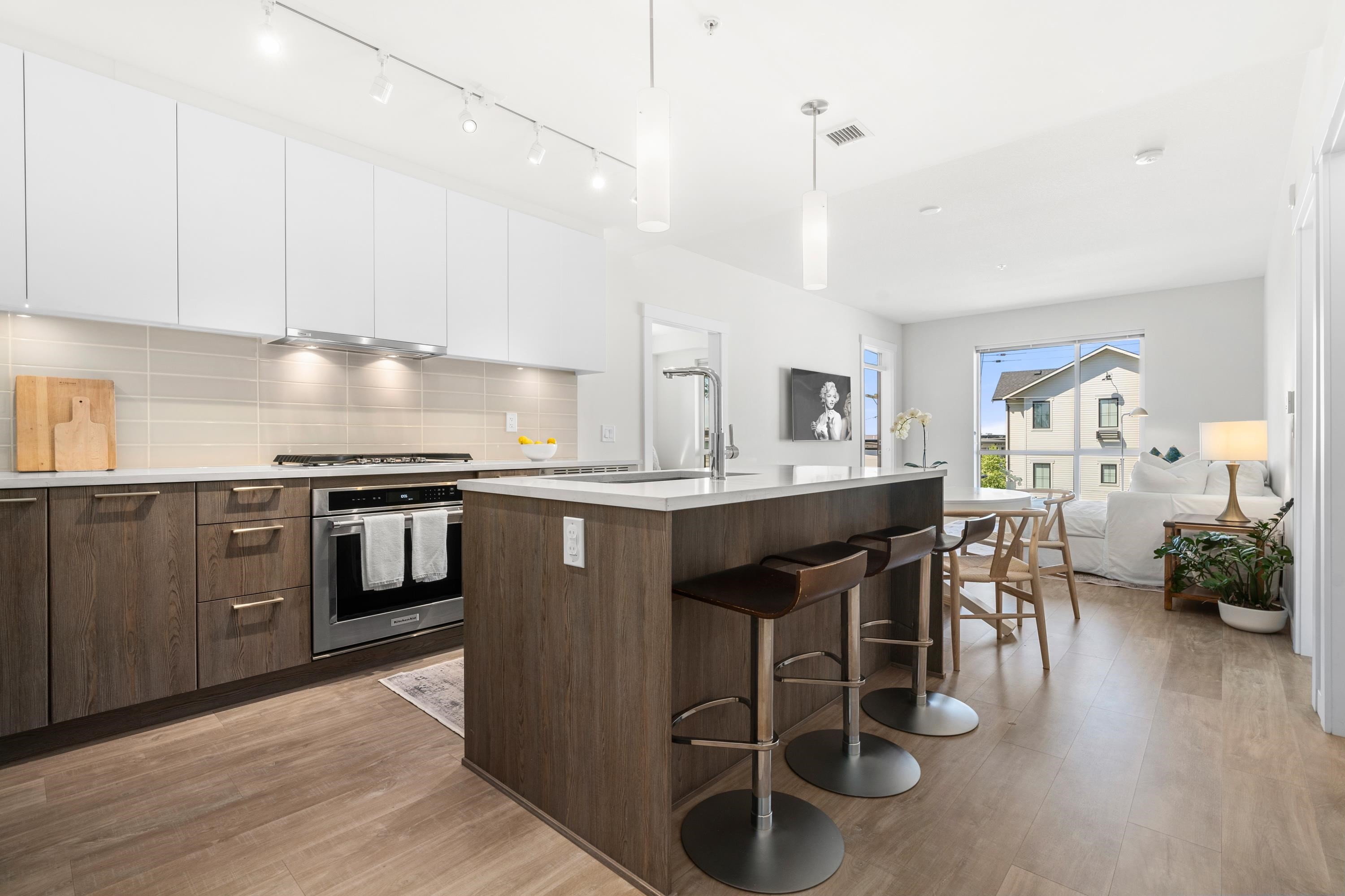 









615


3rd

Street East, 205,
North Vancouver,




BC
V7L 0G3

