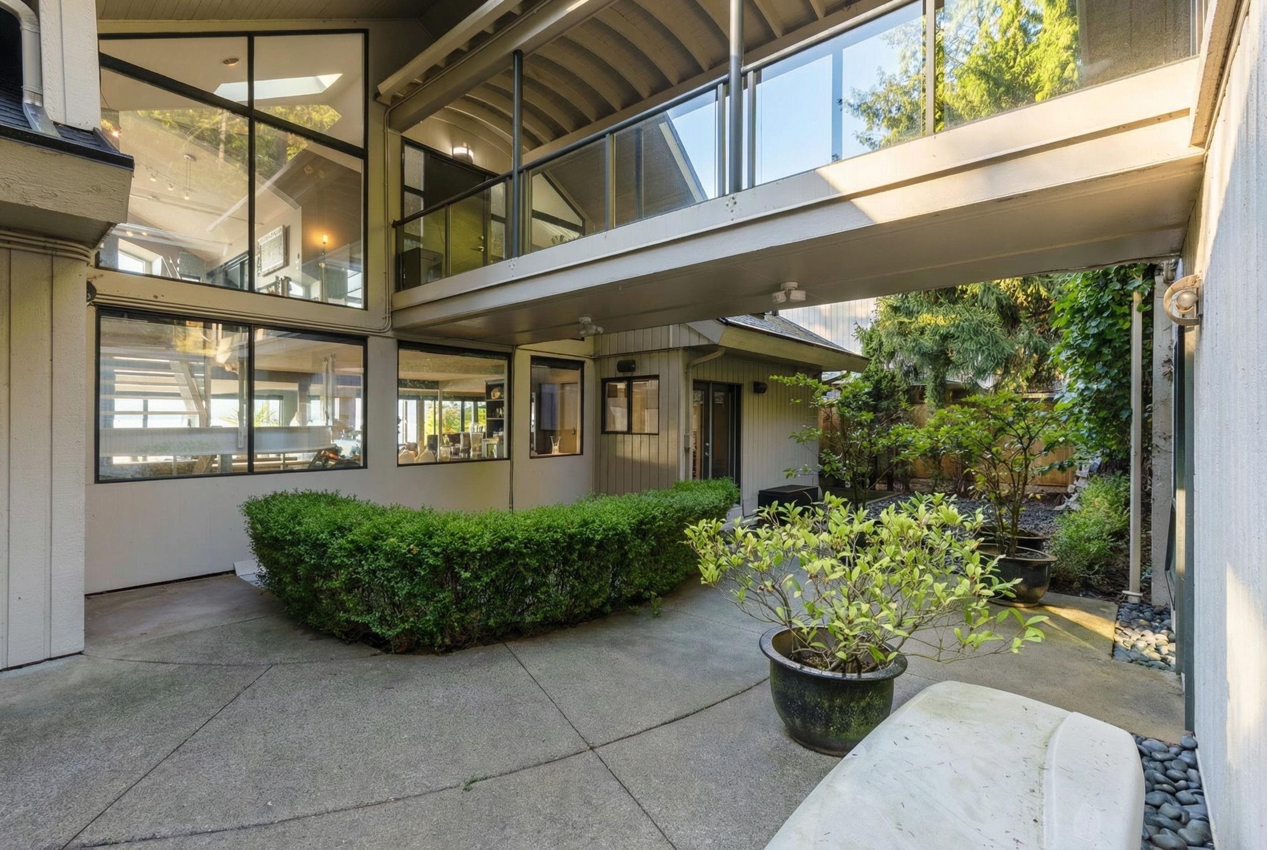 









2


Strachan Point

Road,
West Vancouver,




BC
V7W 1C6

