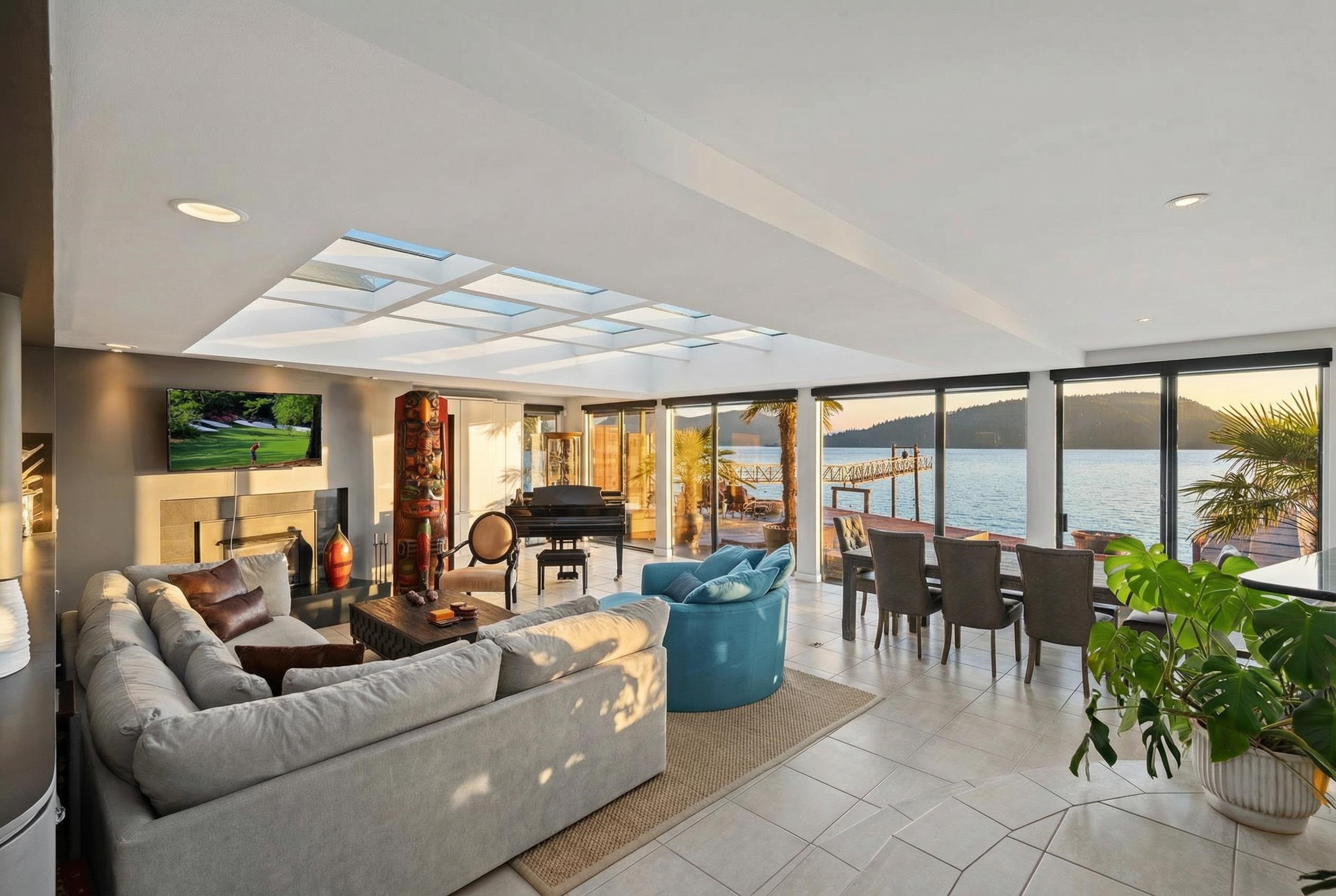 









2


Strachan Point

Road,
West Vancouver,




BC
V7W 1C6

