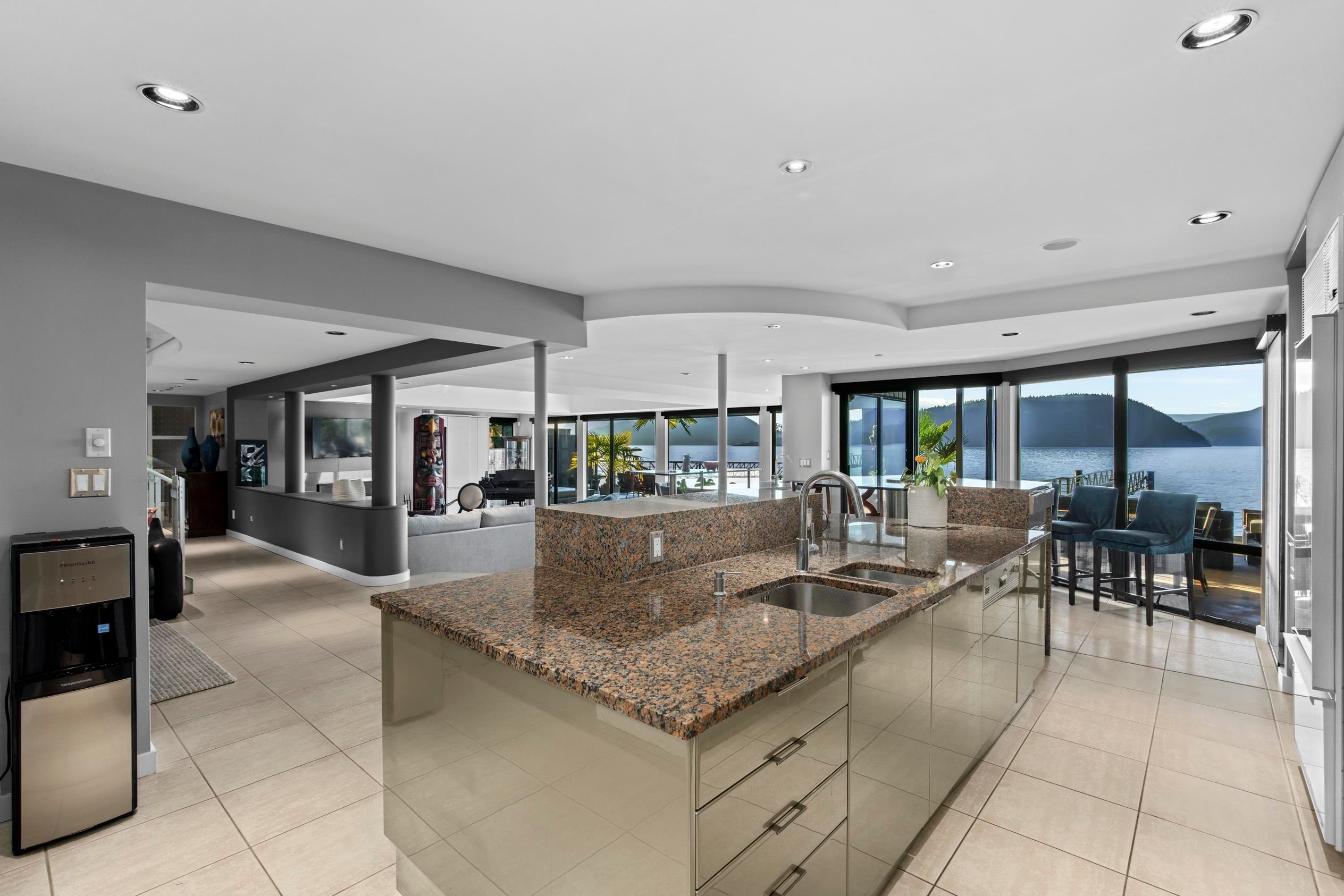 









2


Strachan Point

Road,
West Vancouver,




BC
V7W 1C6

