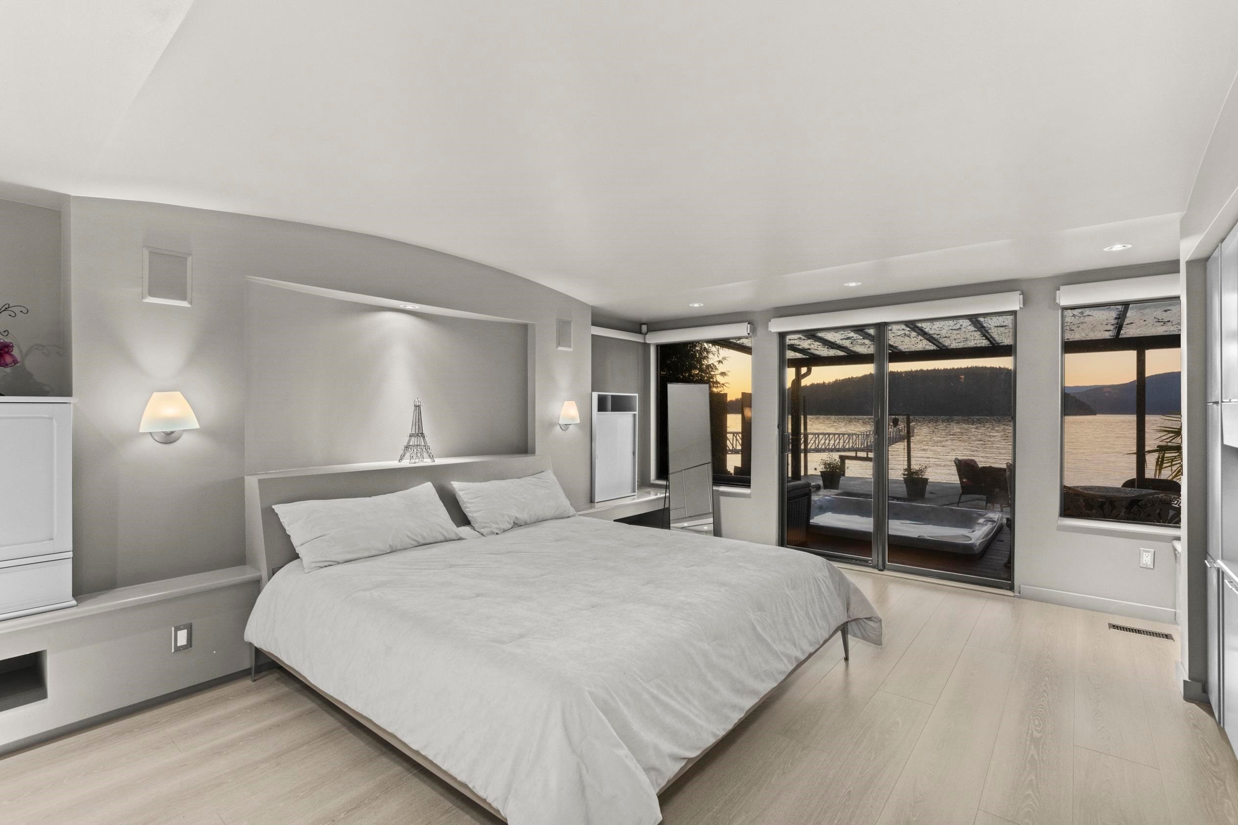 









2


Strachan Point

Road,
West Vancouver,




BC
V7W 1C6

