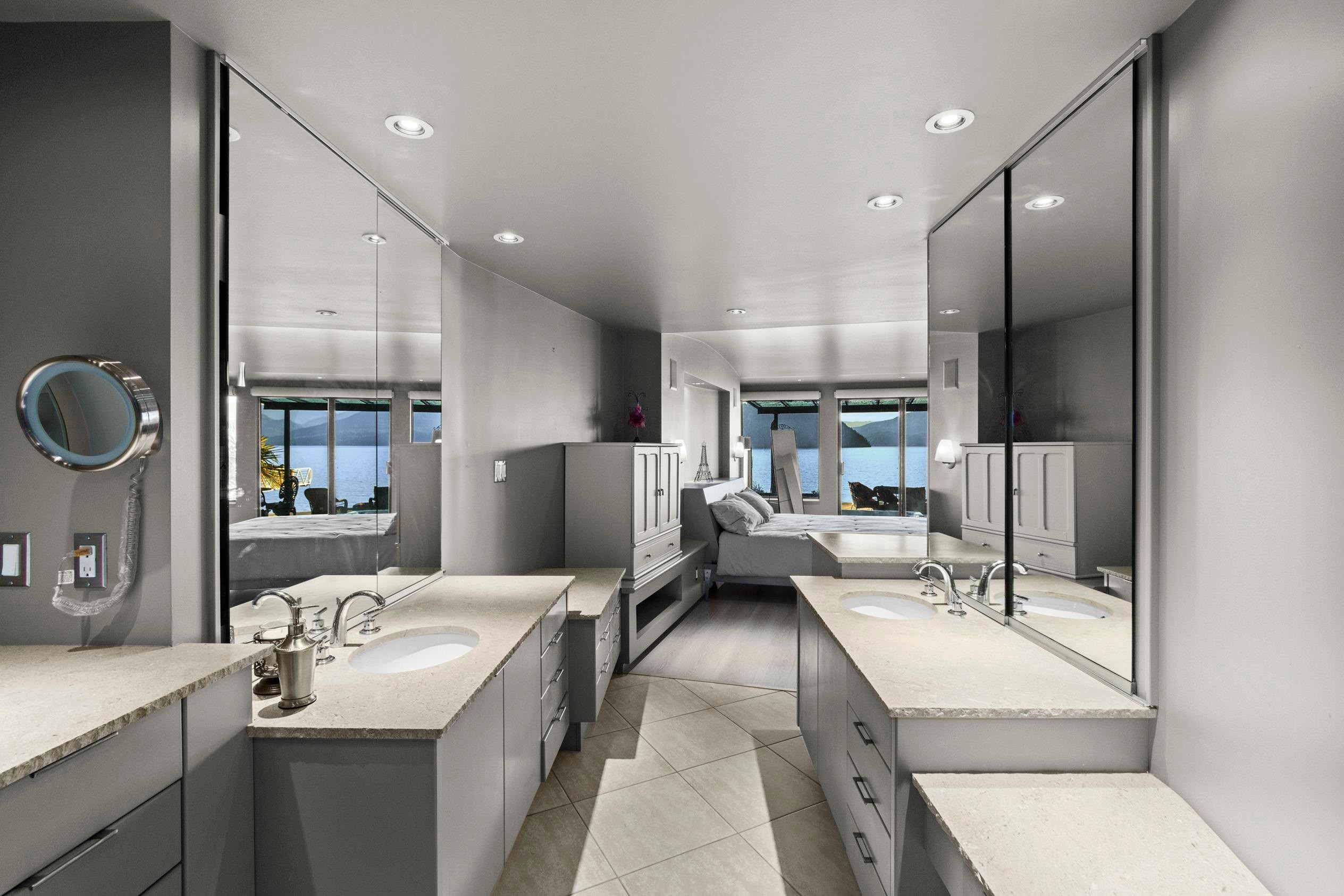 









2


Strachan Point

Road,
West Vancouver,




BC
V7W 1C6

