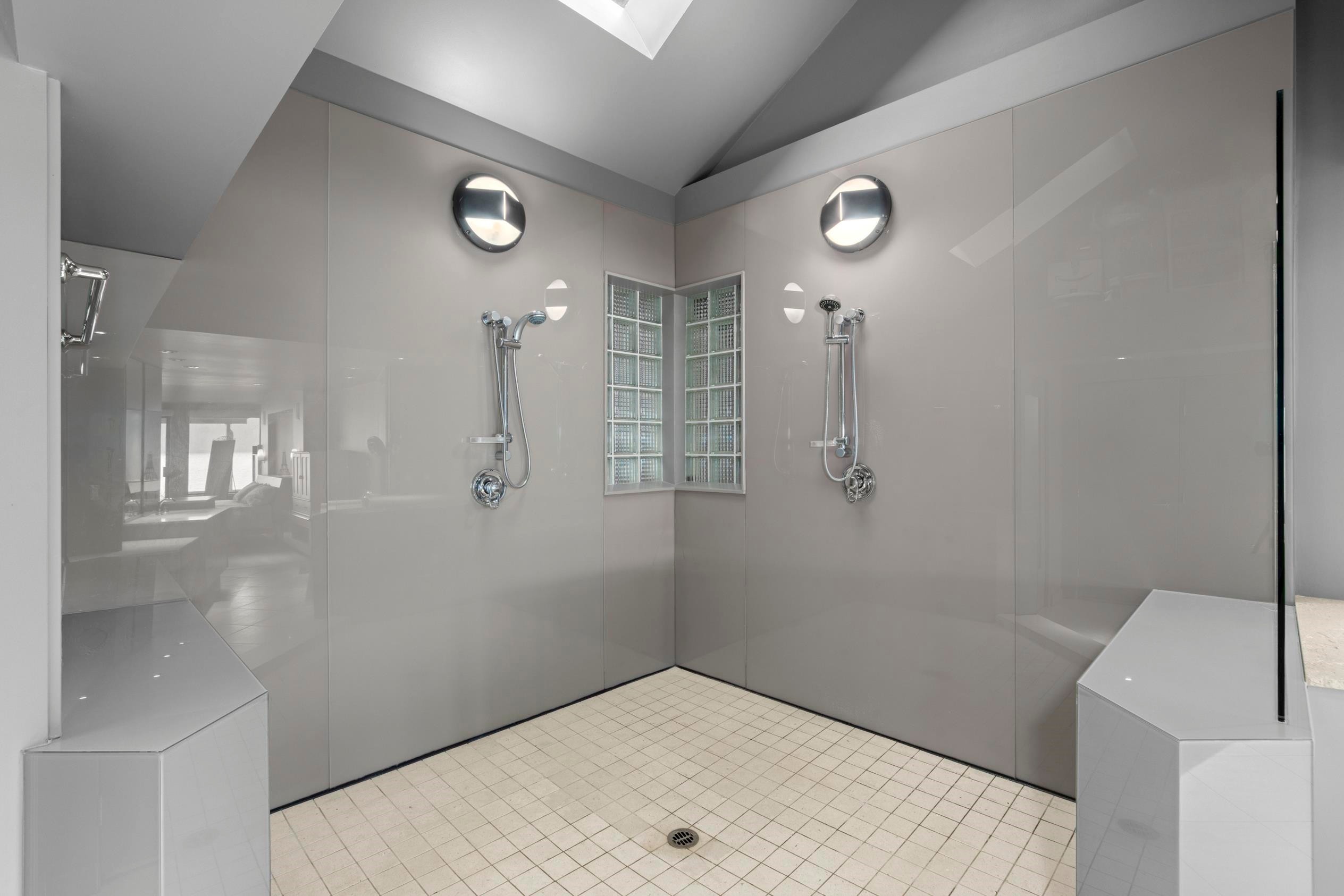 









2


Strachan Point

Road,
West Vancouver,




BC
V7W 1C6

