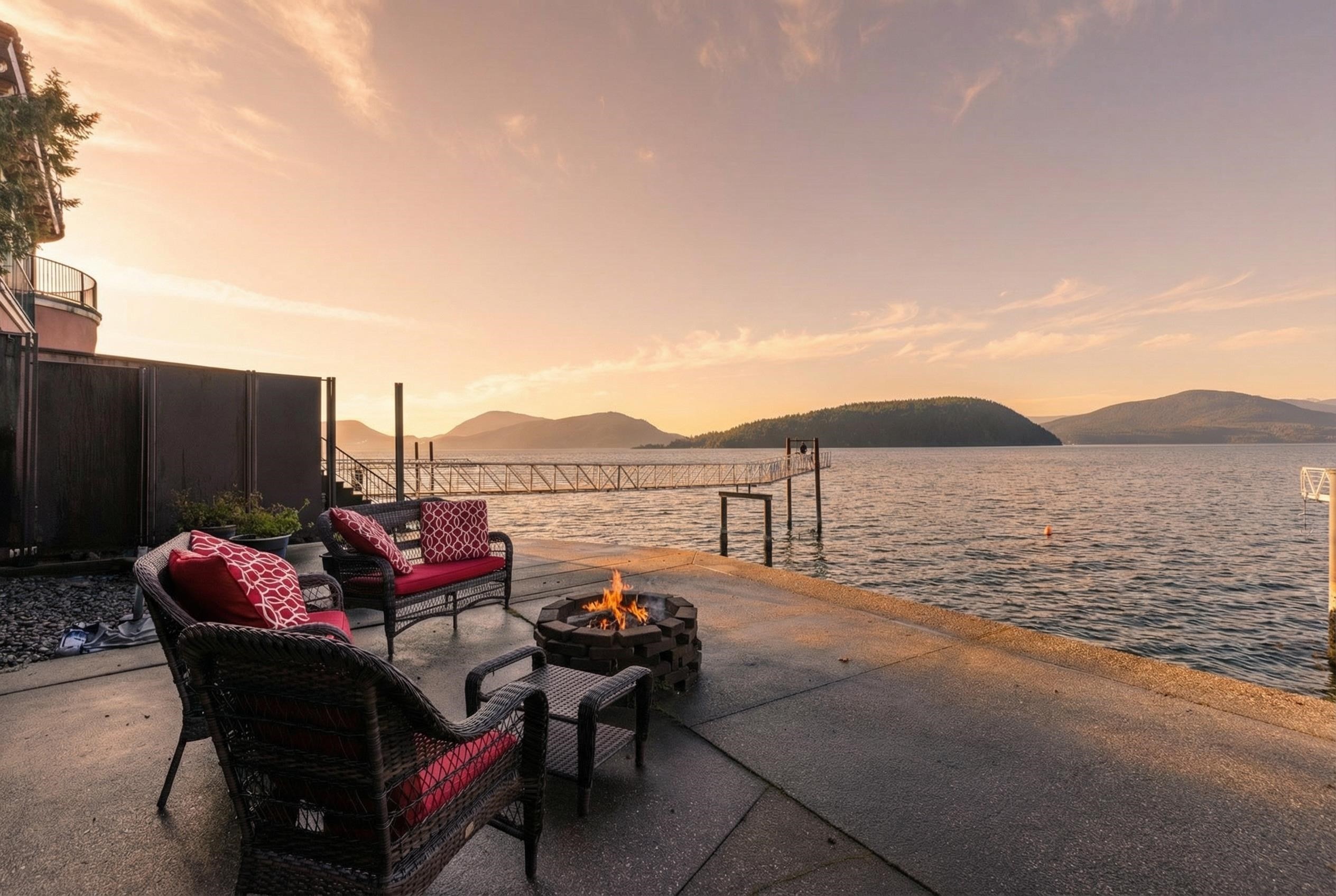 









2


Strachan Point

Road,
West Vancouver,




BC
V7W 1C6

